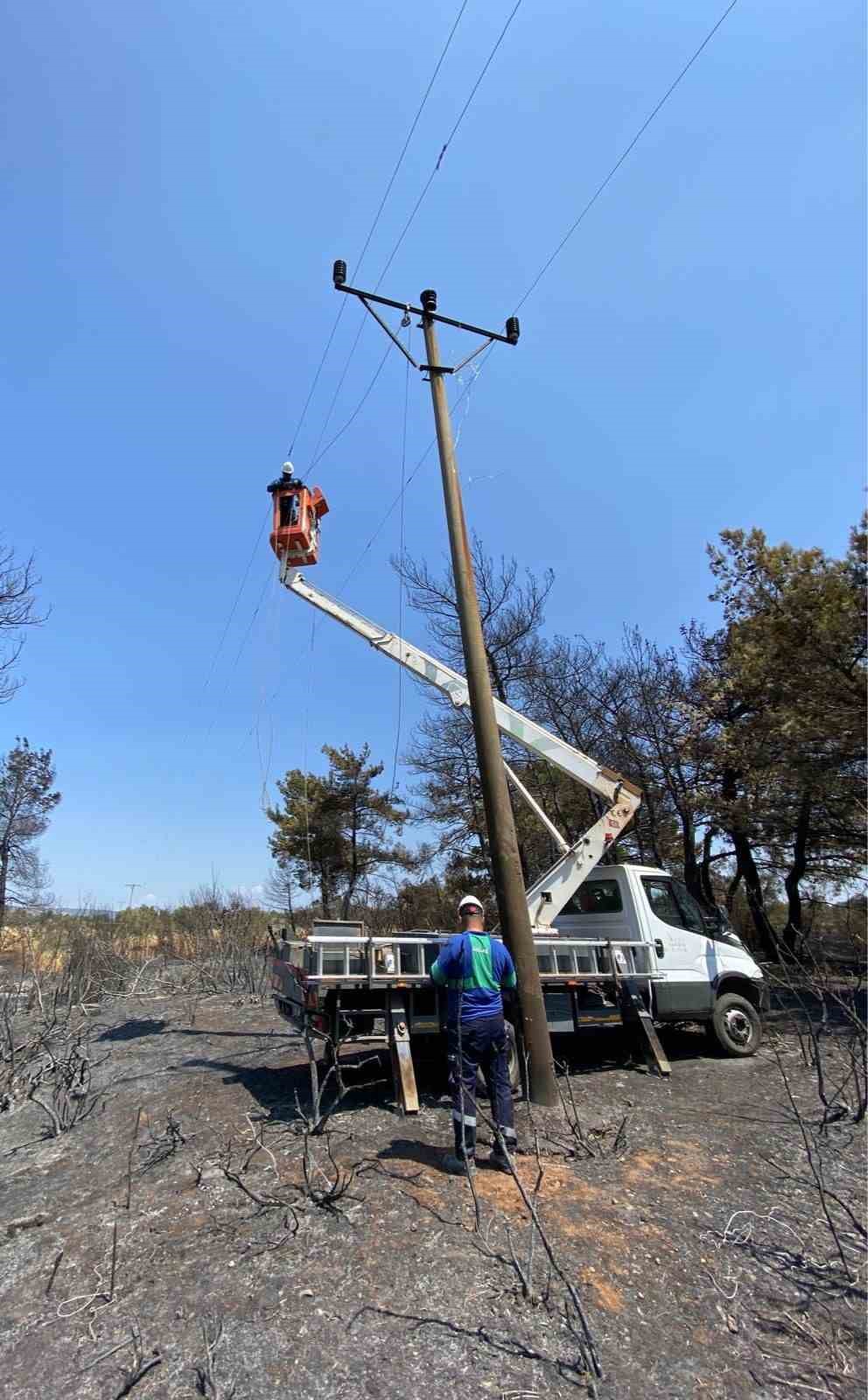 Enerji hatları yangının ardından yeniden onarılıyor
