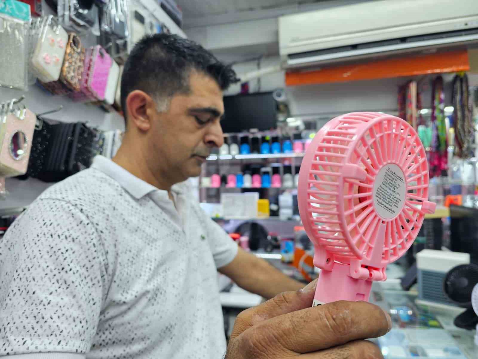 Scak havadan bunalanlar, mini vantilatrlere yneldi
