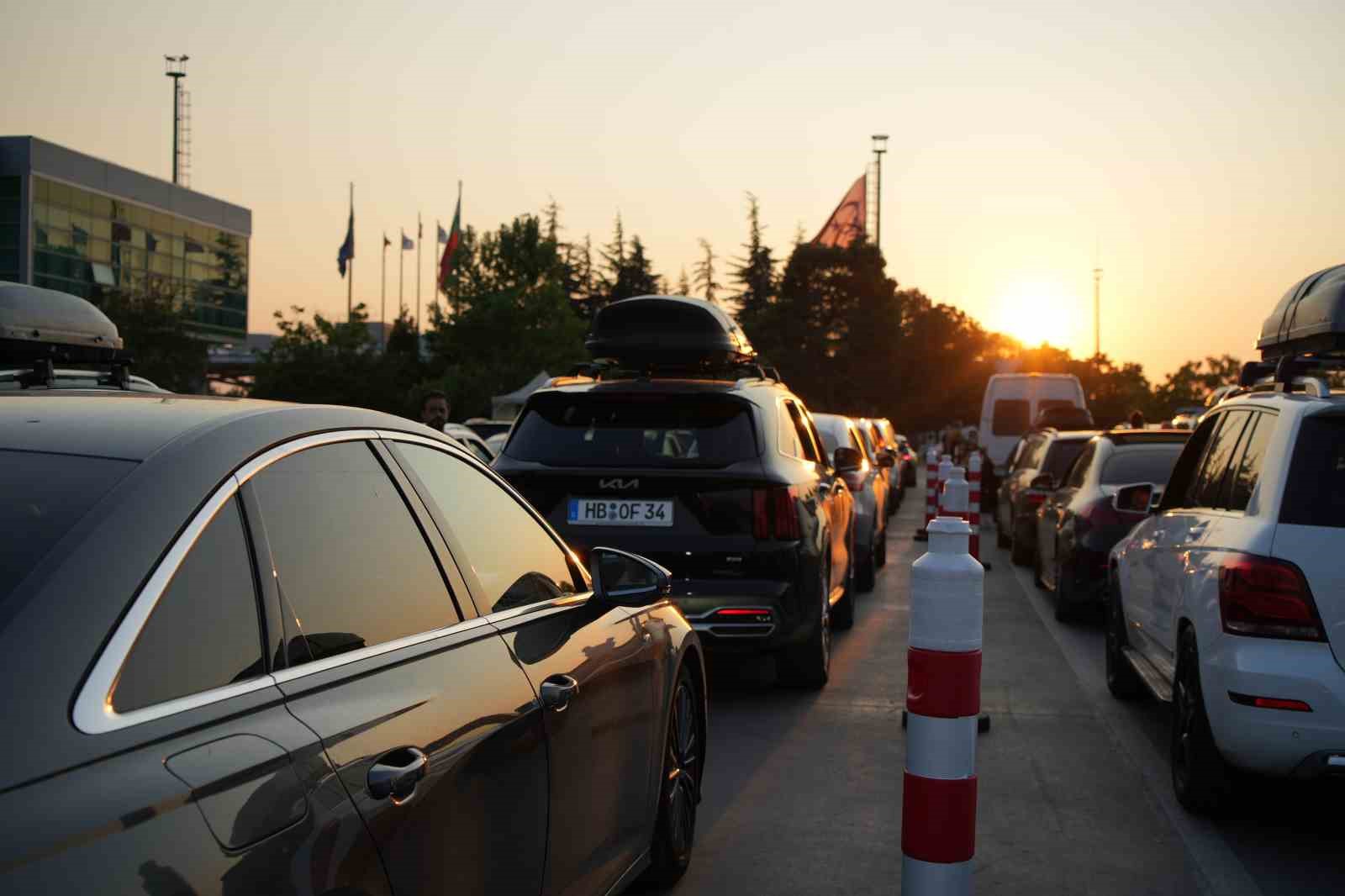 Memleketten ayrılık hüznü: Gurbetçiler dönüş yolunda
