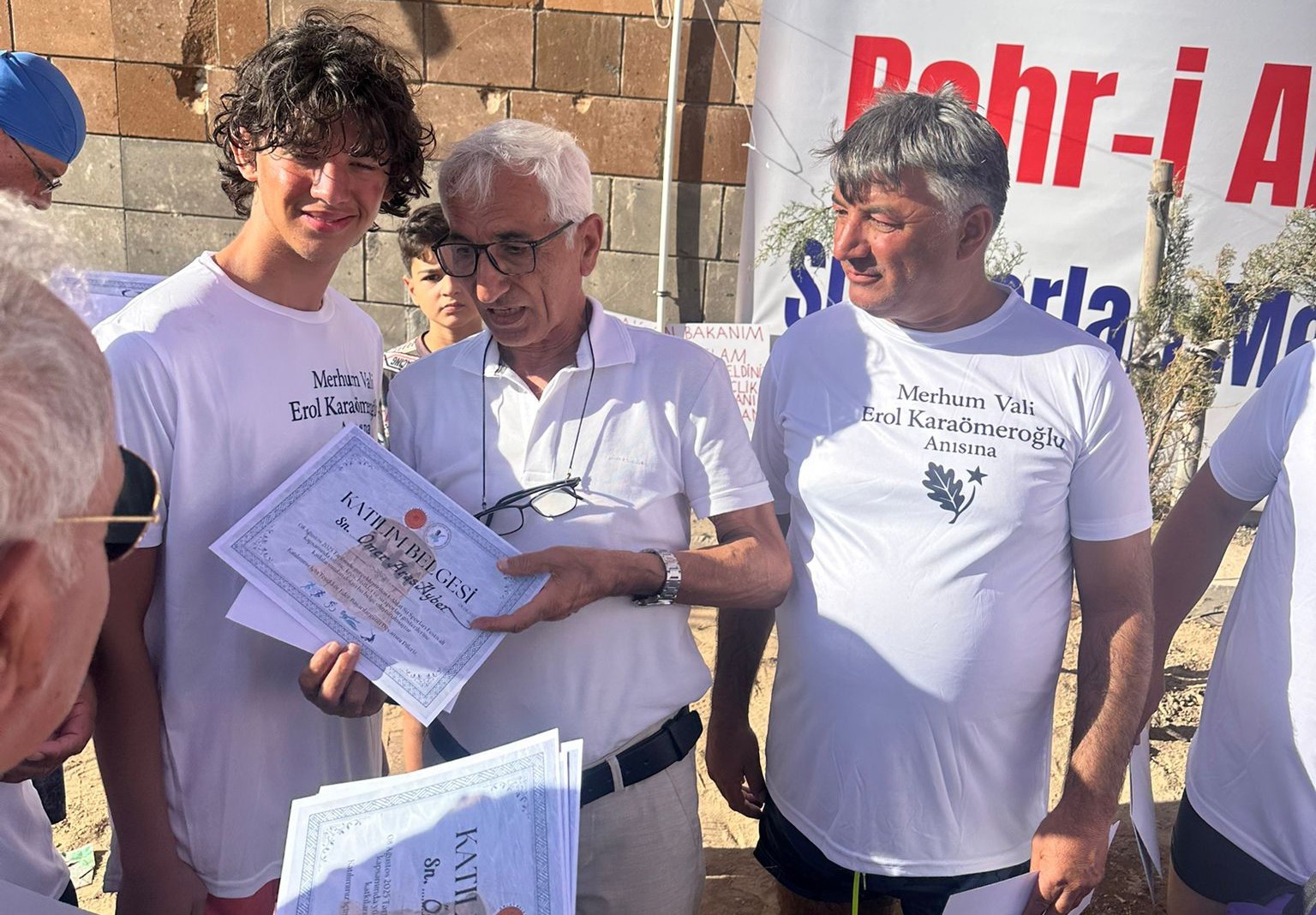 Ahlat’ta yüzme maratonunun en küçüğü 3,5 saatte hedefe ulaştı
