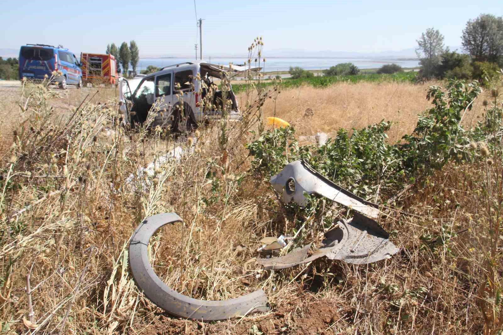 Hafif ticari araç önce ağaca sonra direğe çarptı: 5 yaralı
