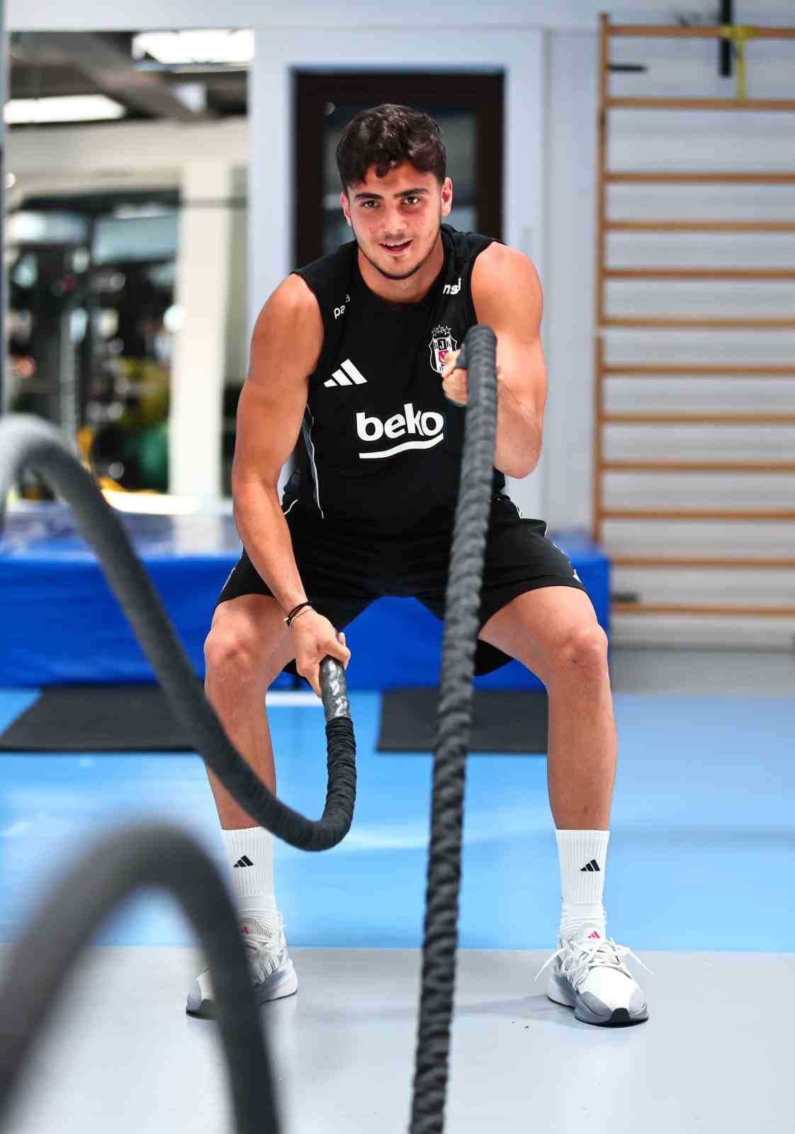 Beşiktaş, günün ikinci idmanında salonda çalıştı
