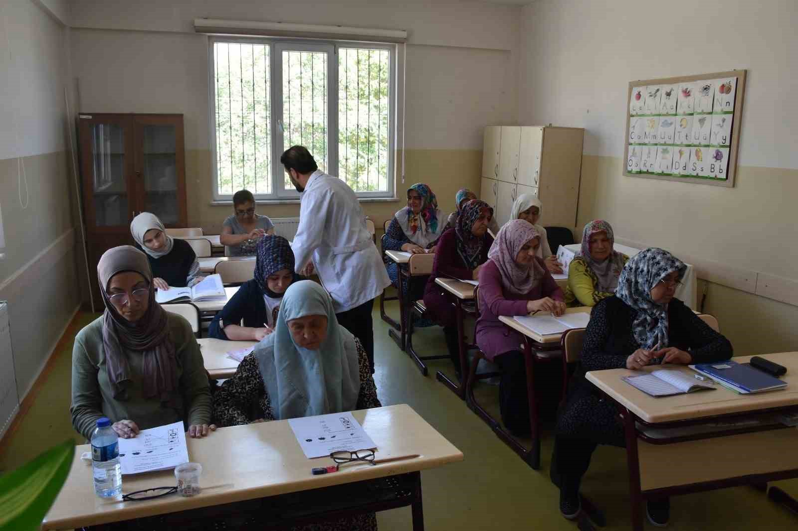 Okuma yazma kursu öğrenmenin yaşının olmadığını gösteriyor