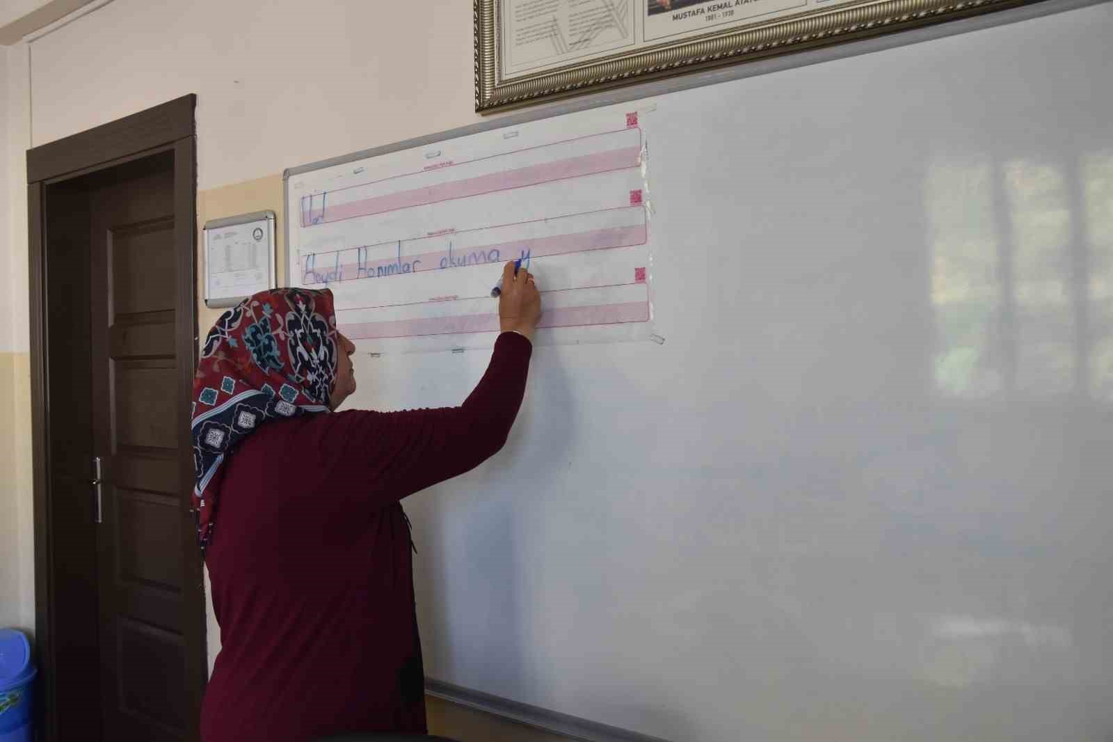 Okuma yazma kursu &ouml;ğrenmenin yaşının olmadığını g&ouml;steriyor
