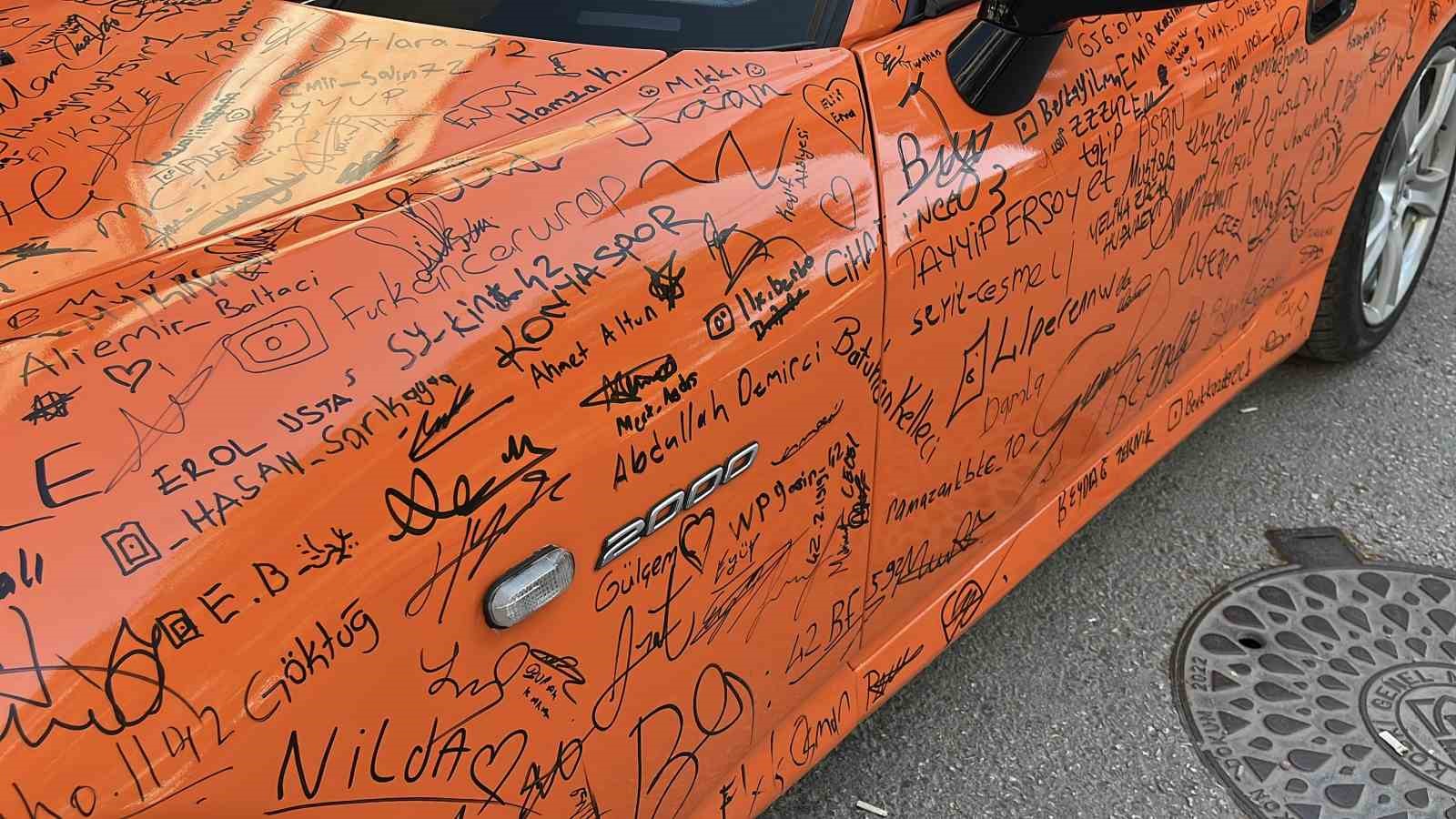 Otomobili g&ouml;renler imza atmadan ge&ccedil;miyor
