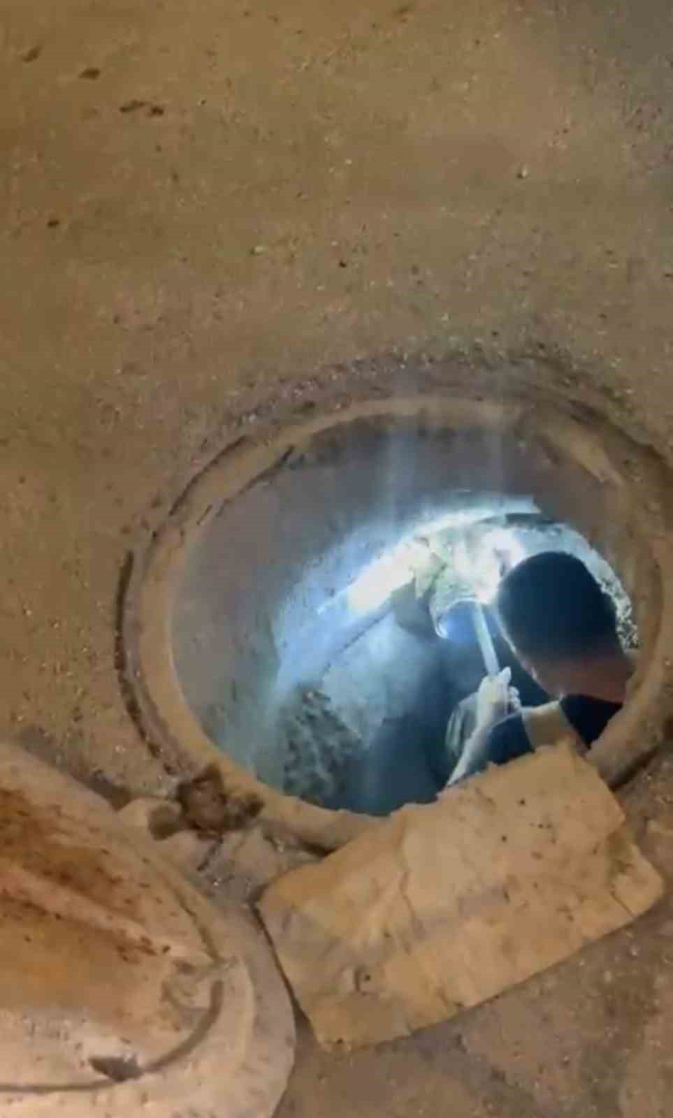 Kanalizasyonda mahsur kalan kedi b&ouml;yle kurtarıldı
