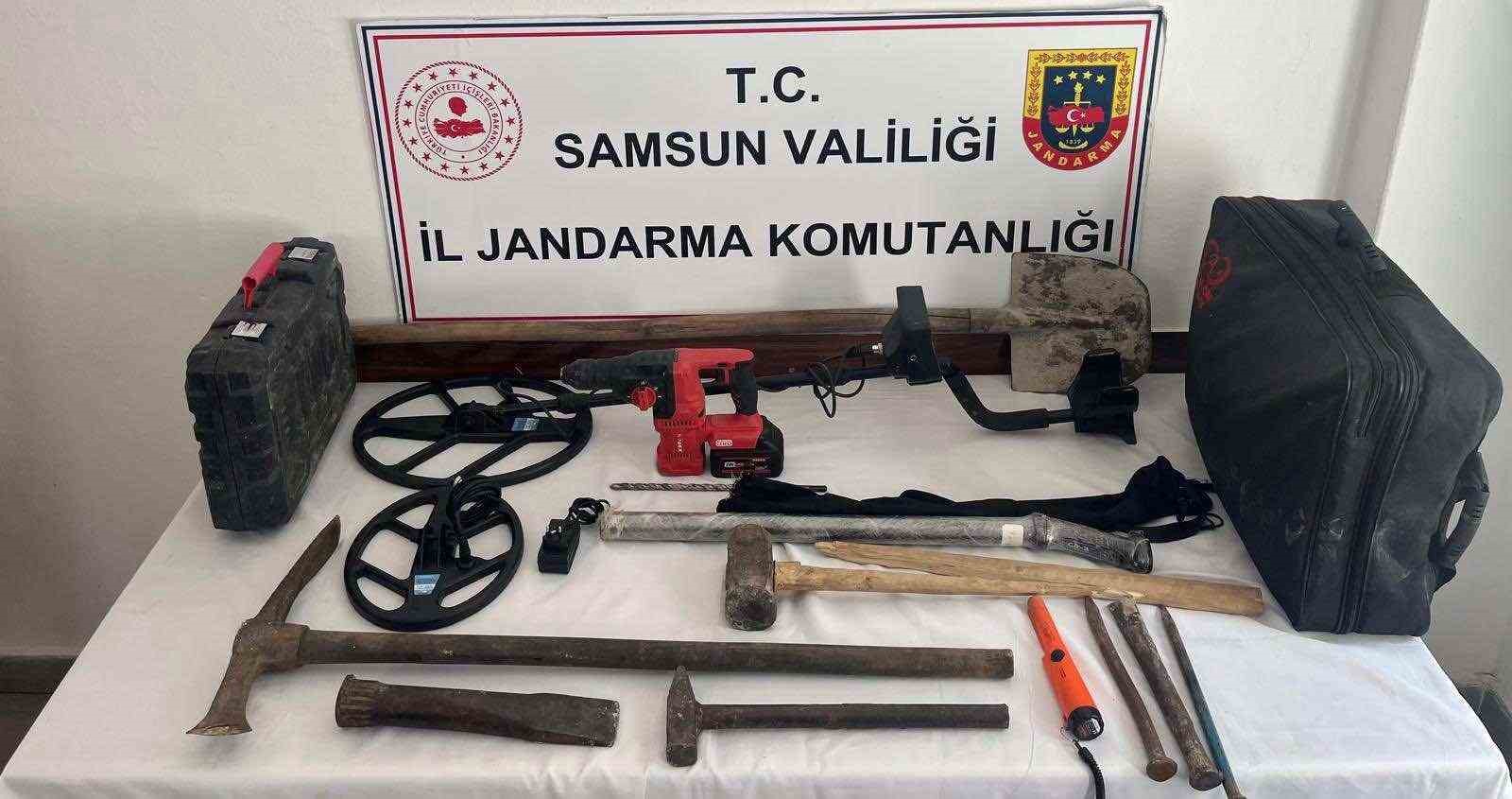 Samsun’da kaçak kazı yapan 3 kişi jandarmaya yakalandı
