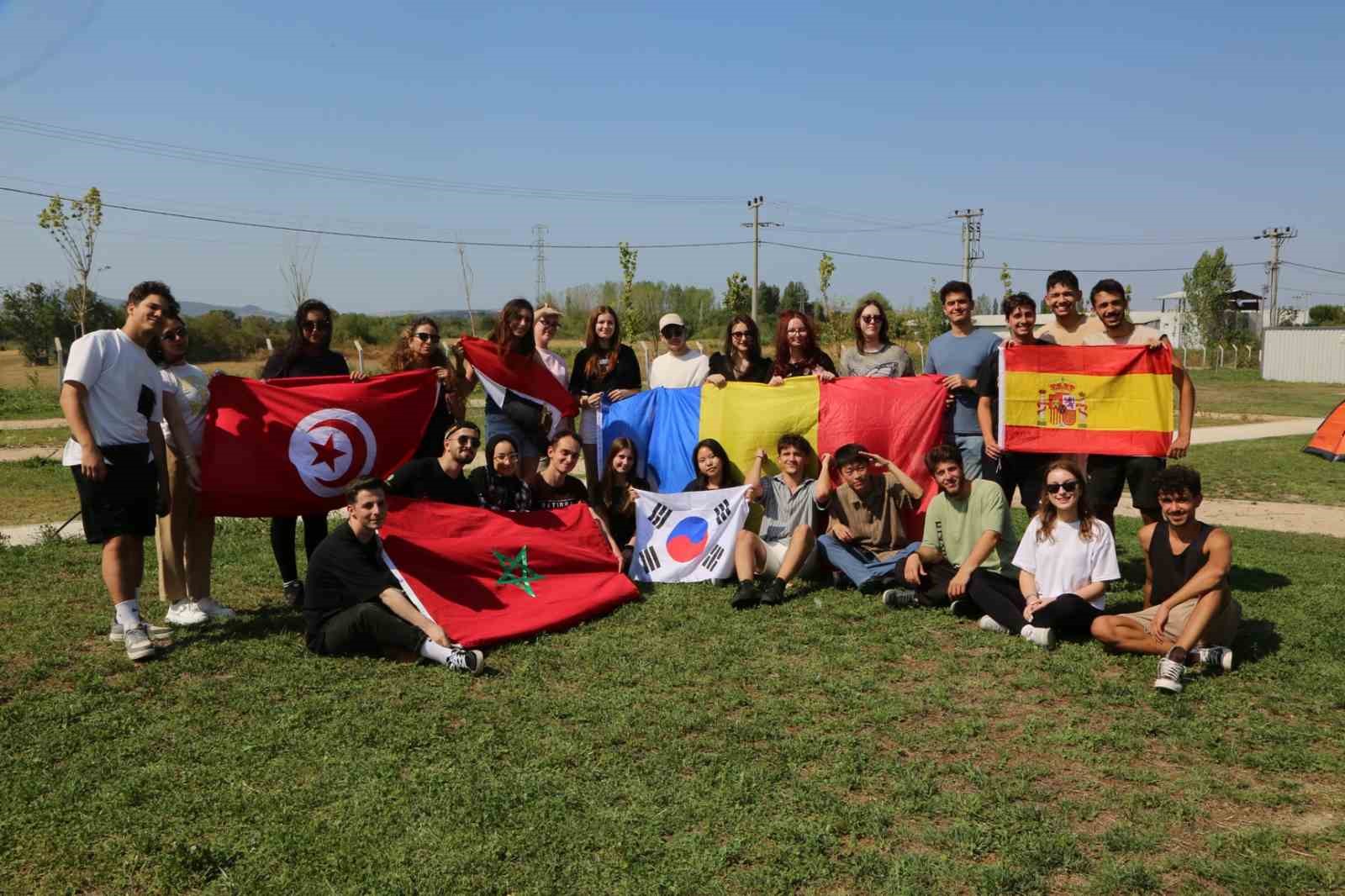 D&uuml;nya gen&ccedil;leri Fadıllı&rsquo;da buluştu
