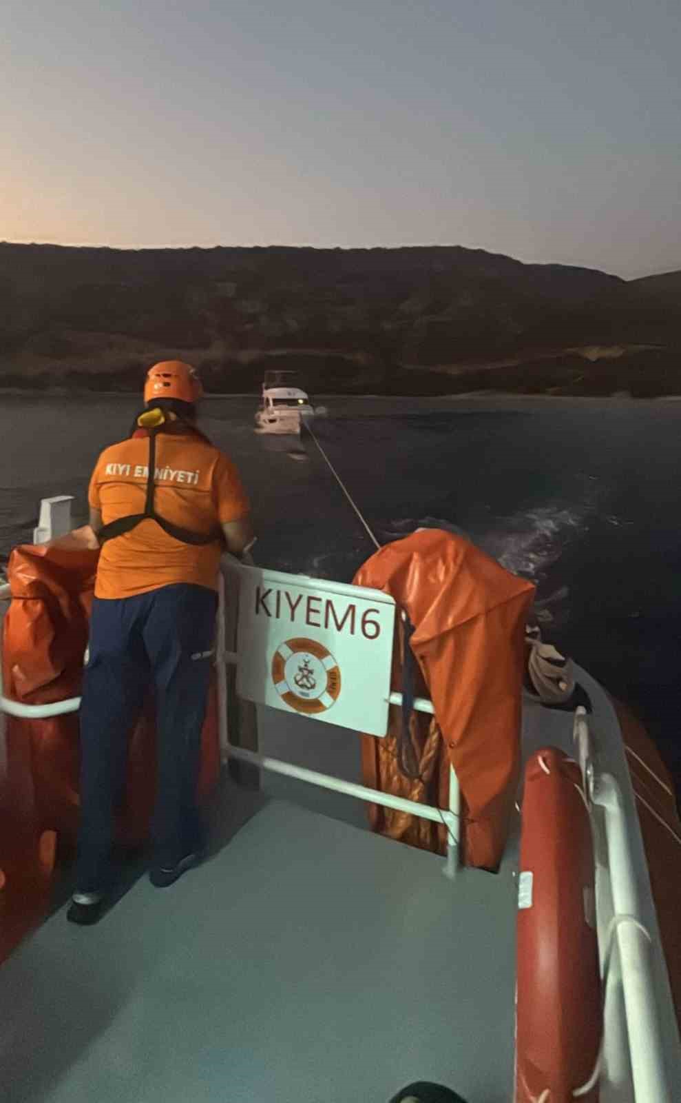 Cennet Koyu önlerinde arızalanan tekne kurtarıldı
