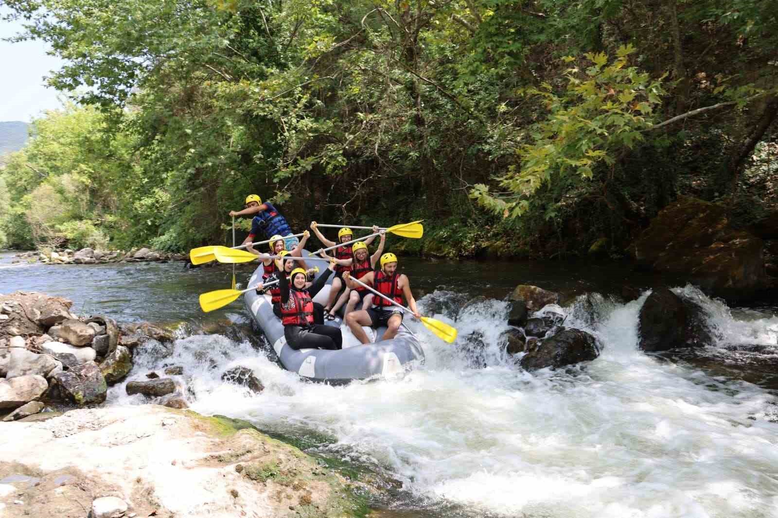 Bursa&rsquo;da gen&ccedil;ler rafting heyecanı yaşadı

