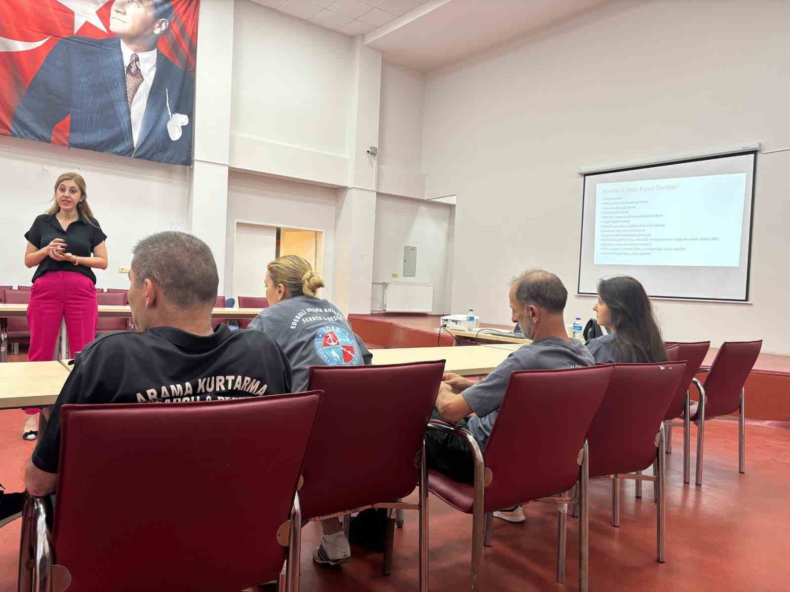 Bilecik&rsquo;te arama kurtarma g&ouml;n&uuml;ll&uuml;lerine psikososyal destek eğitimi verildi
