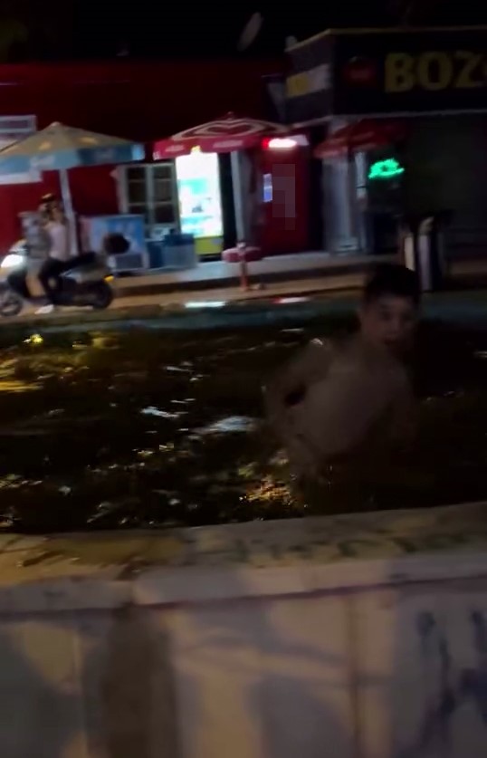 Sıcaktan bunalan &ccedil;ocuklar, s&uuml;s havuzunda serinledi
