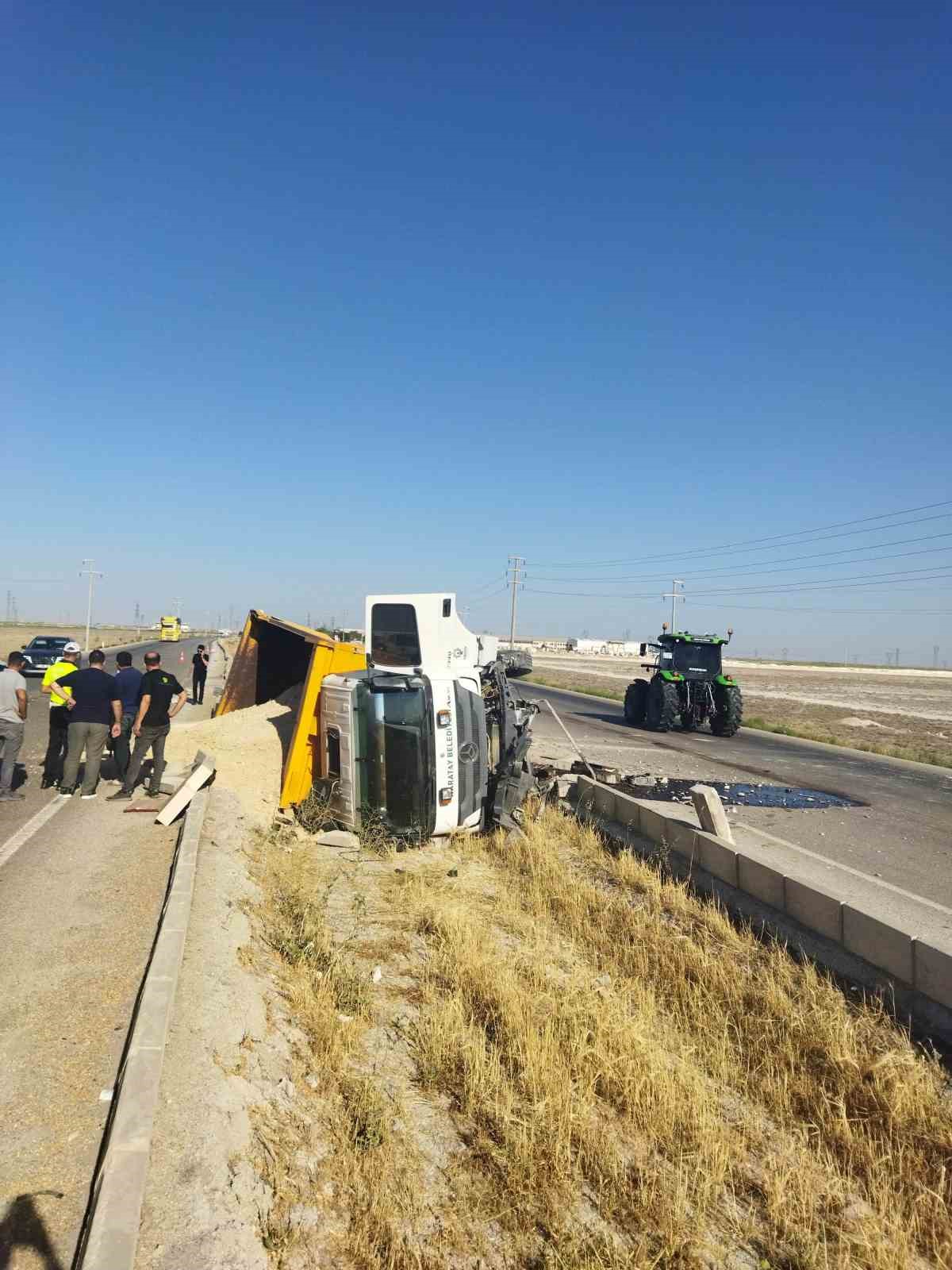Kum yüklü kamyon refüje devrildi: 1 yaralı
