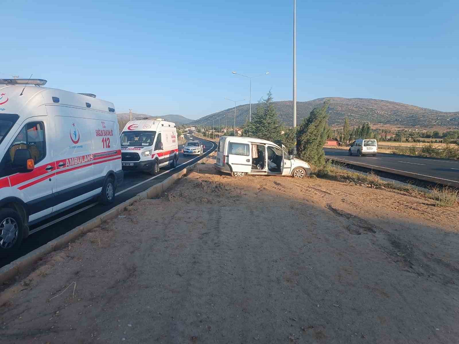 Kontrolden çıkan hafif ticari araç direğe çarptı: 5 yaralı