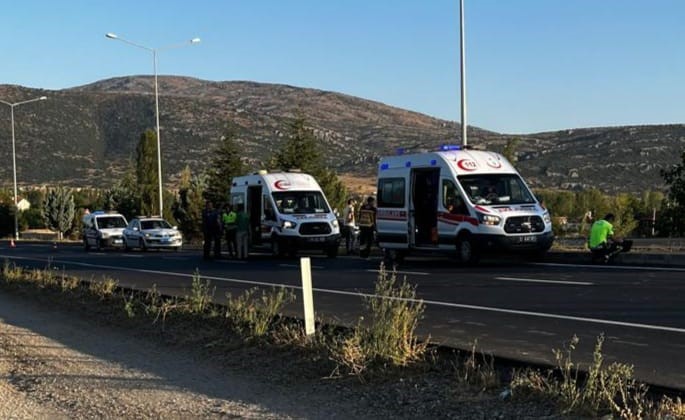 Kontrolden &ccedil;ıkan hafif ticari ara&ccedil; direğe &ccedil;arptı: 5 yaralı
