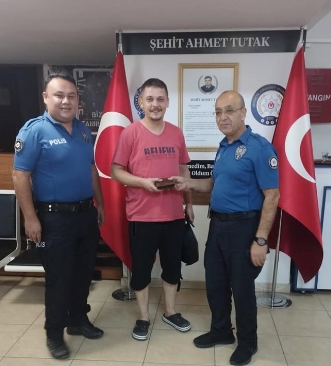 Isparta’da içerisinde para bulunan cüzdan sahibine teslim edildi