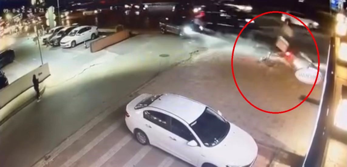 Hızla ilerleyen motosikletli böyle kaza yaptı