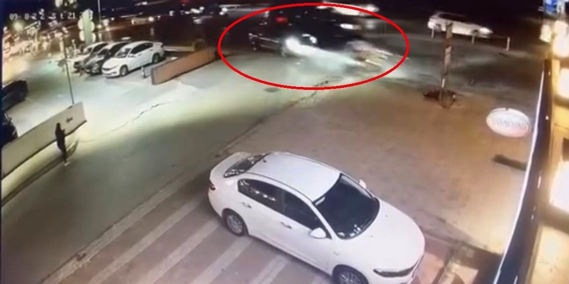 Hızla ilerleyen motosikletli b&ouml;yle kaza yaptı
