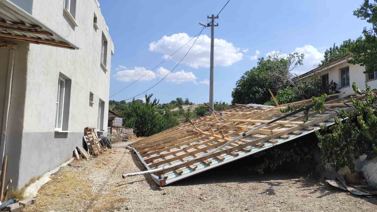 Selendi’de fırtına çatıları uçurdu