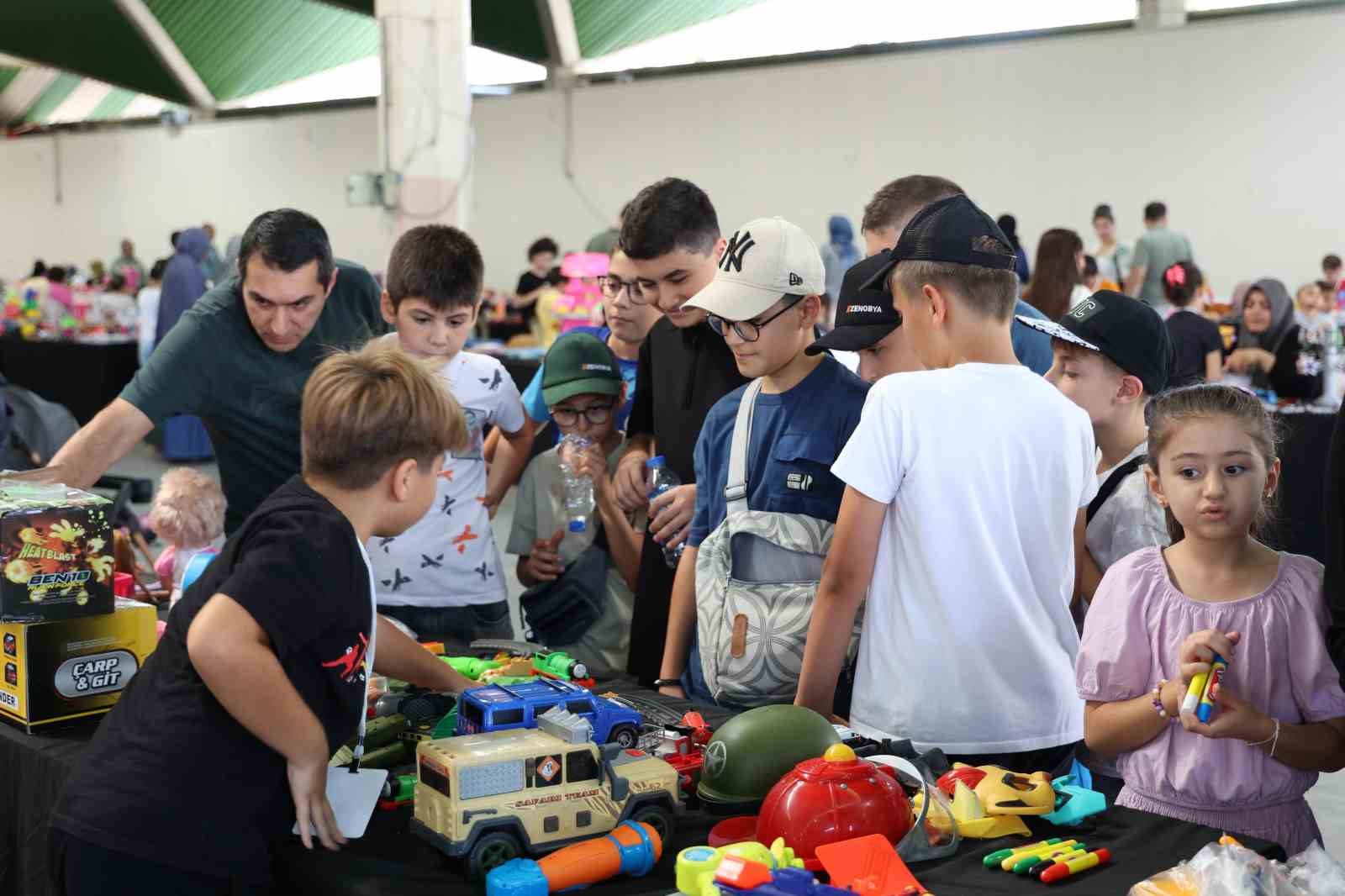 &Ccedil;ocuklar Gen&ccedil; KOMEK  2. El Oyuncak Pazarı ile farkındalık kazanıyor
