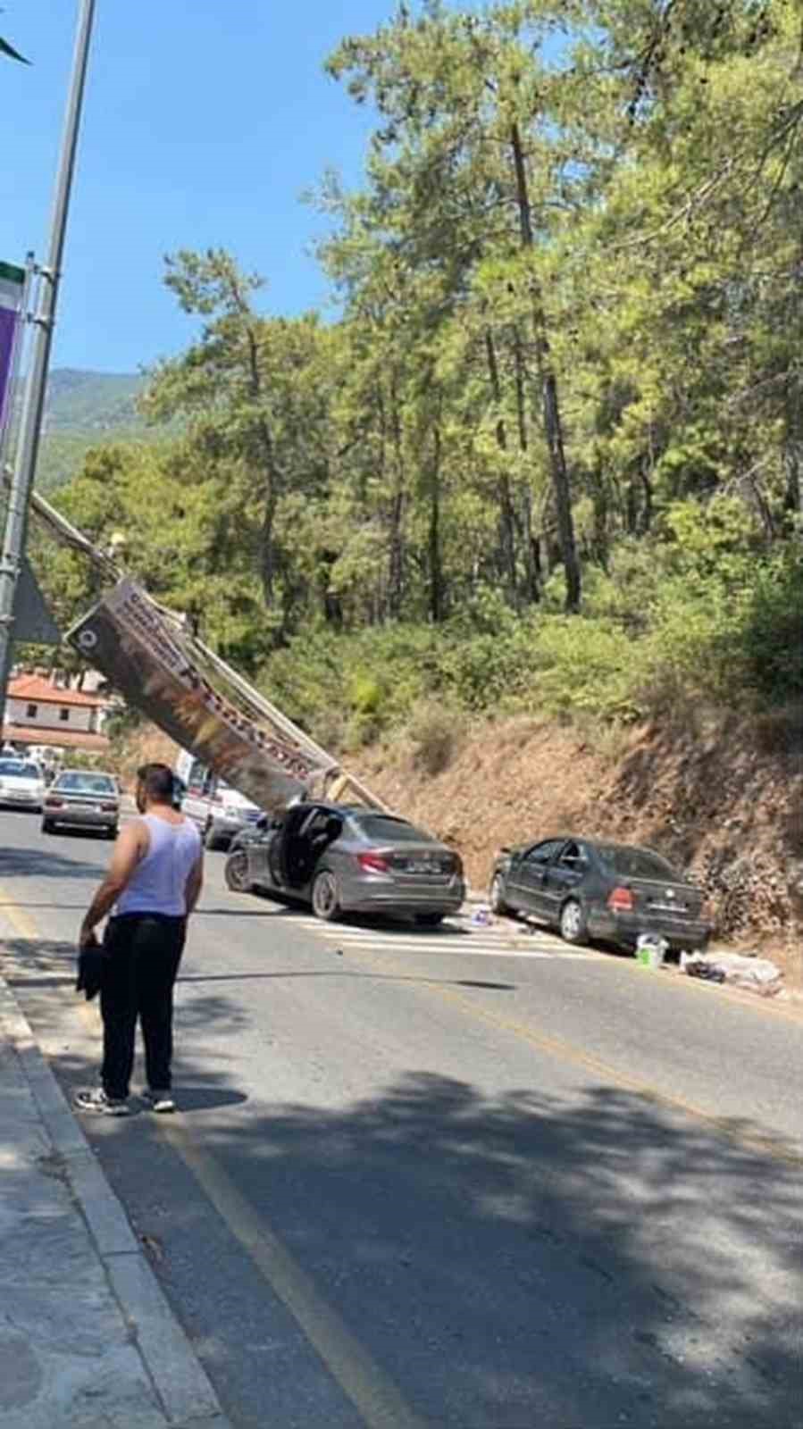 Akyaka&rsquo;da freni patlayan ara&ccedil; aydınlatma direğine &ccedil;arptı
