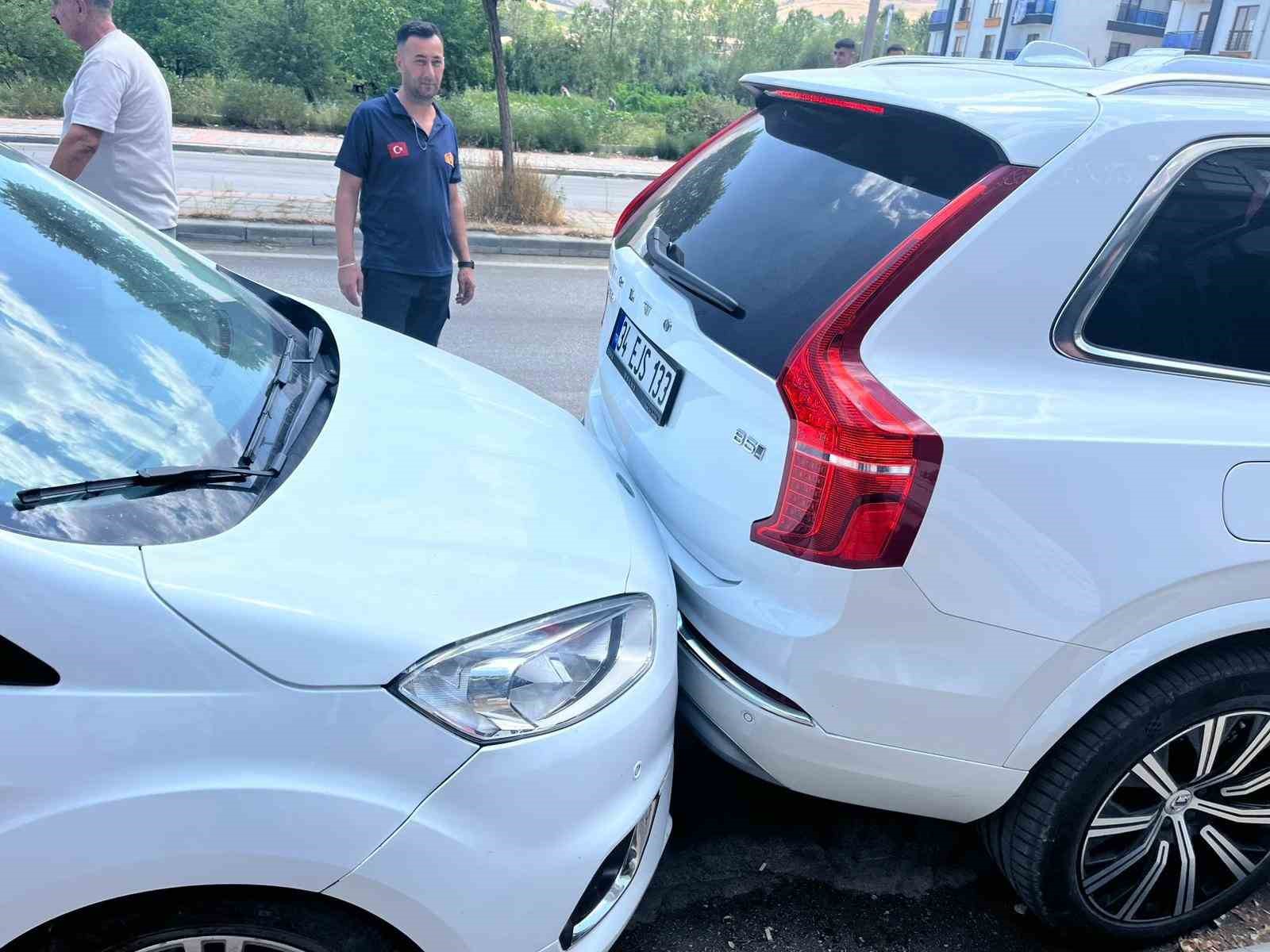 Gevaş’ta zincirleme kaza: 1 yaralı