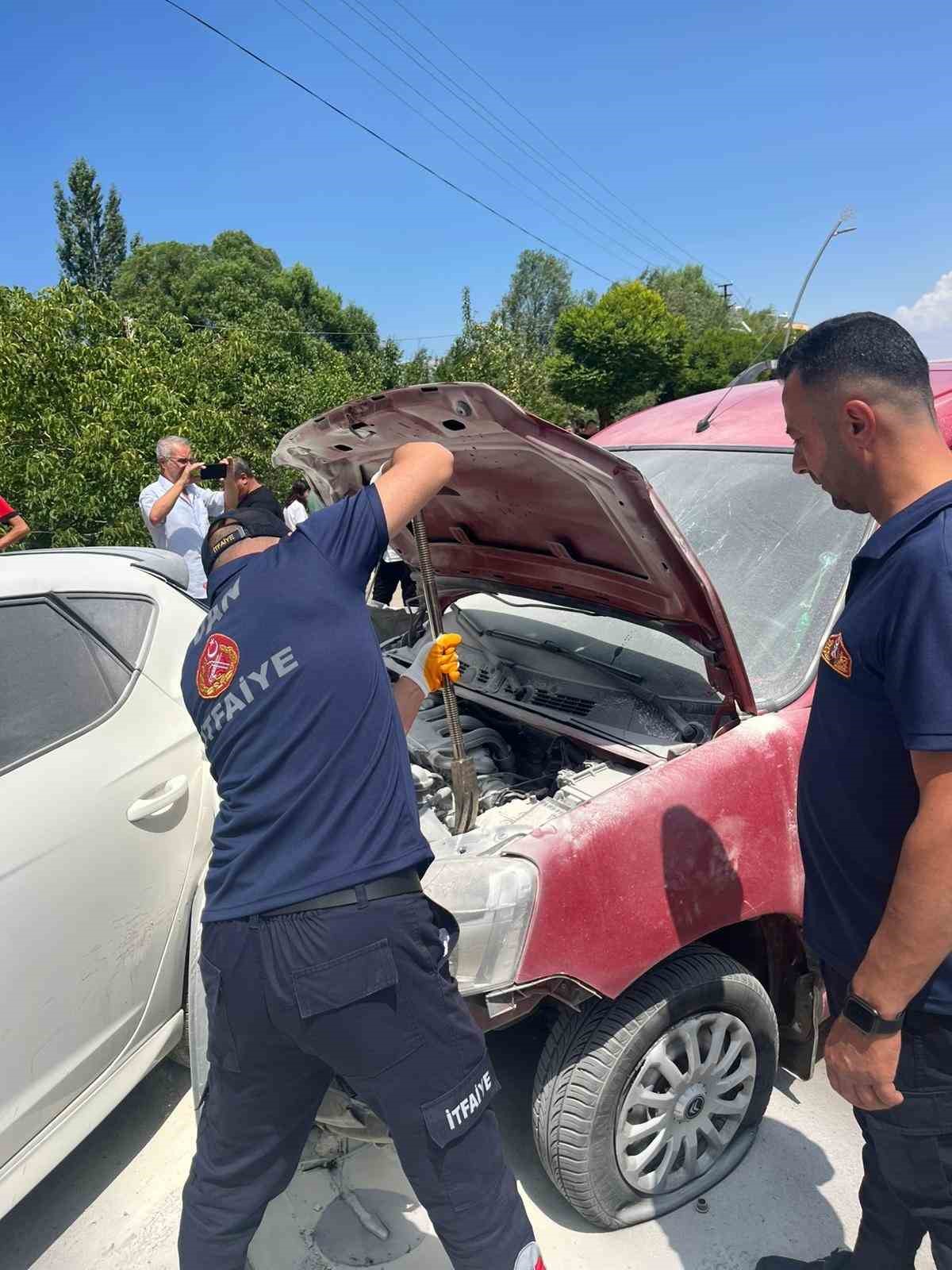 Gevaş&rsquo;ta zincirleme kaza: 1 yaralı
