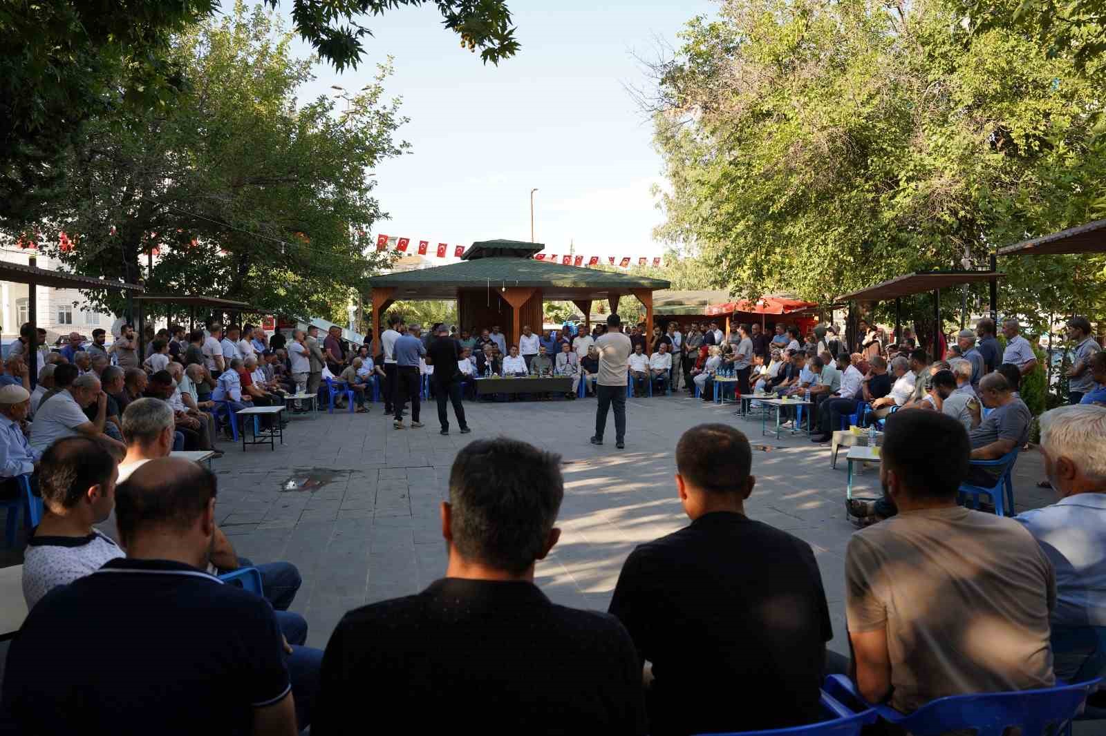 Kahta&rsquo;da halkla buluşması d&uuml;zenlendi
