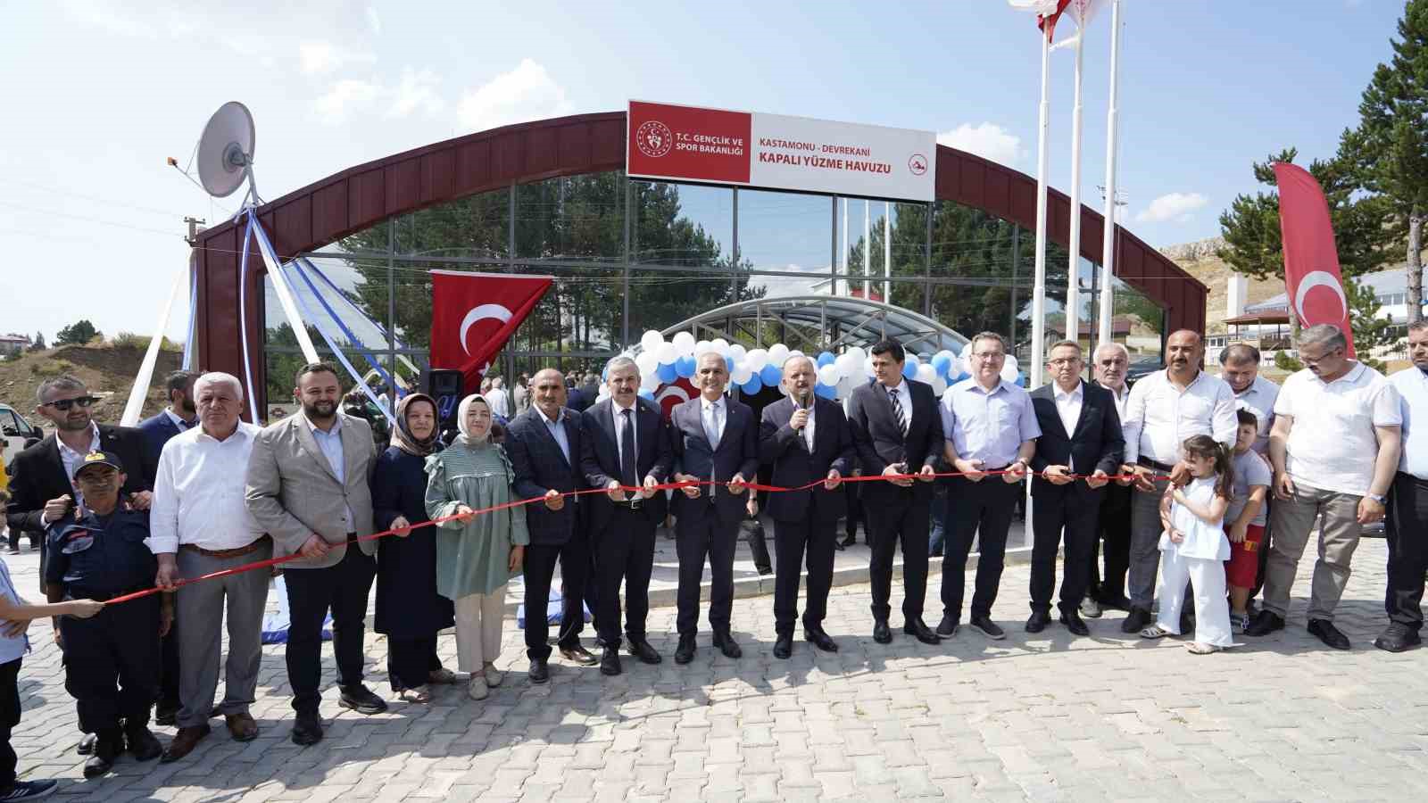 Kastamonu’da, Devrekani Kapalı Yüzme Havuzu hizmete açıldı