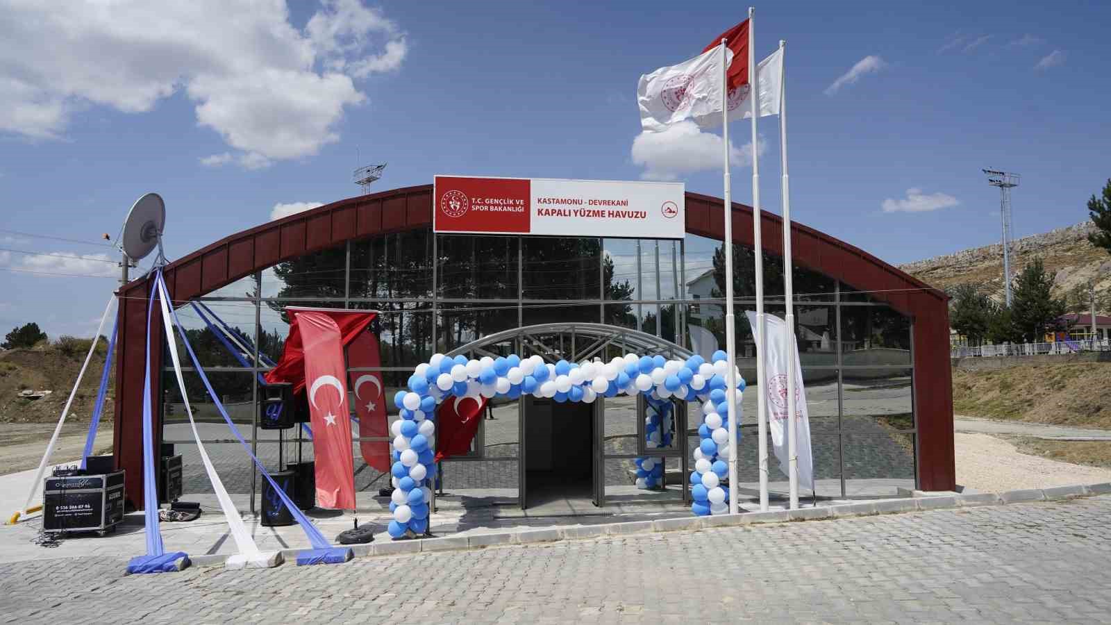 Kastamonu’da, Devrekani Kapalı Yüzme Havuzu hizmete açıldı