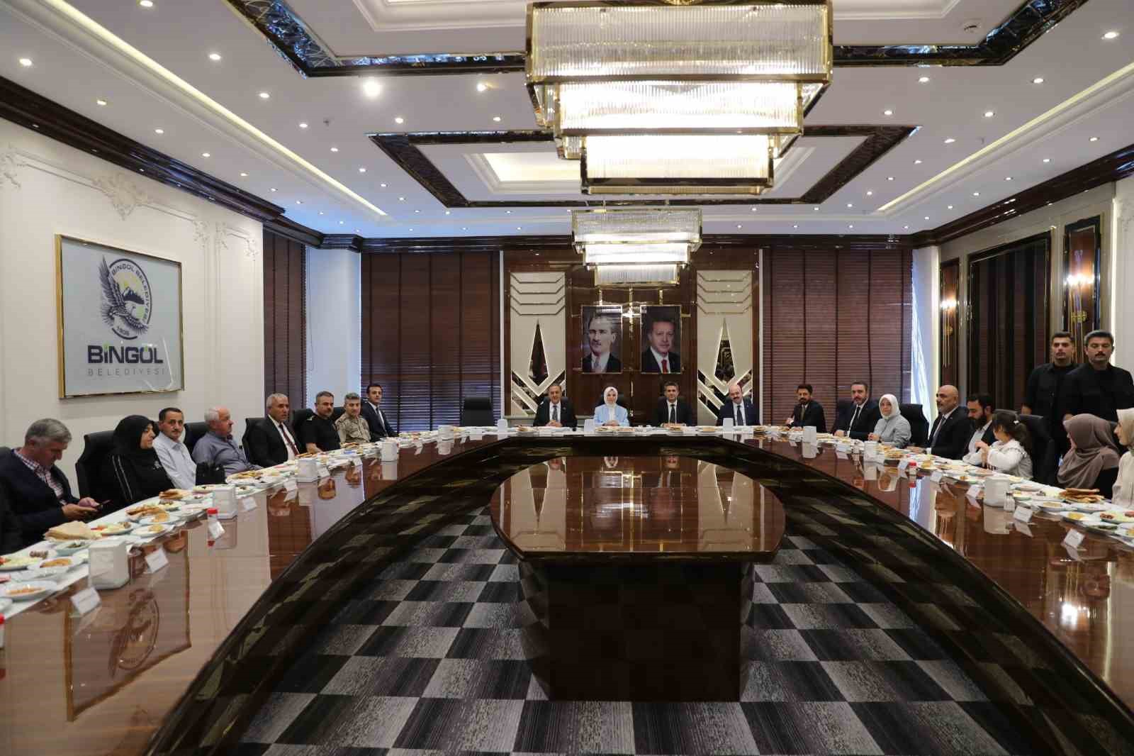 Bakan G&ouml;ktaş, Bing&ouml;l&rsquo;de şehit aileleri ve gazilerle &rsquo;Ter&ouml;rs&uuml;z T&uuml;rkiye Kardeşlik Sofrası&rsquo;nda buluştu
