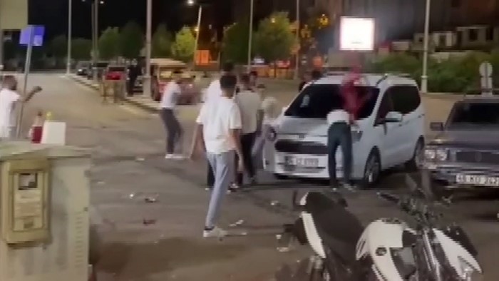 Kahramanmaraş’ta araca taşlı  saldırı