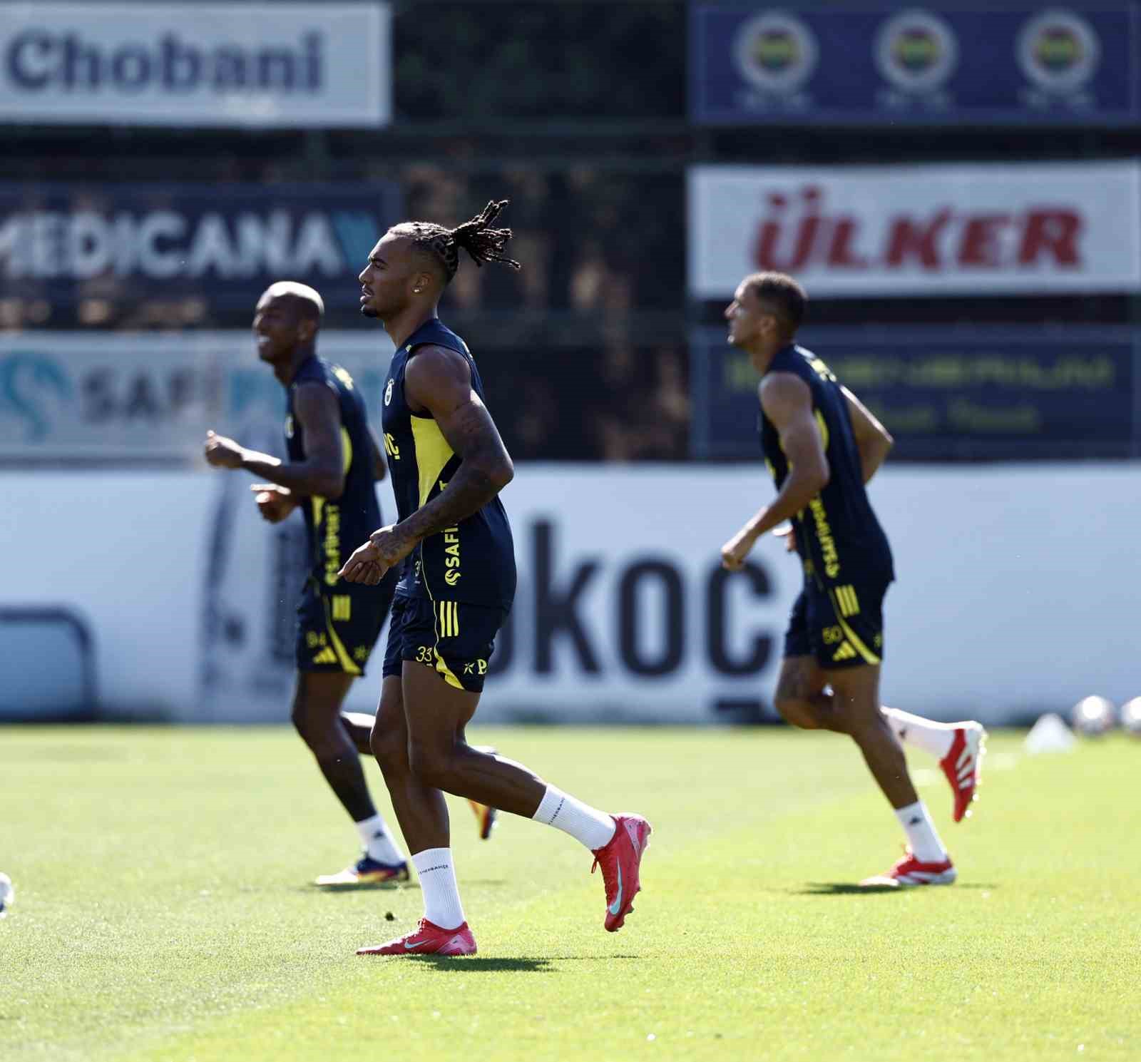 Fenerbah&ccedil;e, Feyenoord ma&ccedil;ı hazırlıklarını s&uuml;rd&uuml;rd&uuml;
