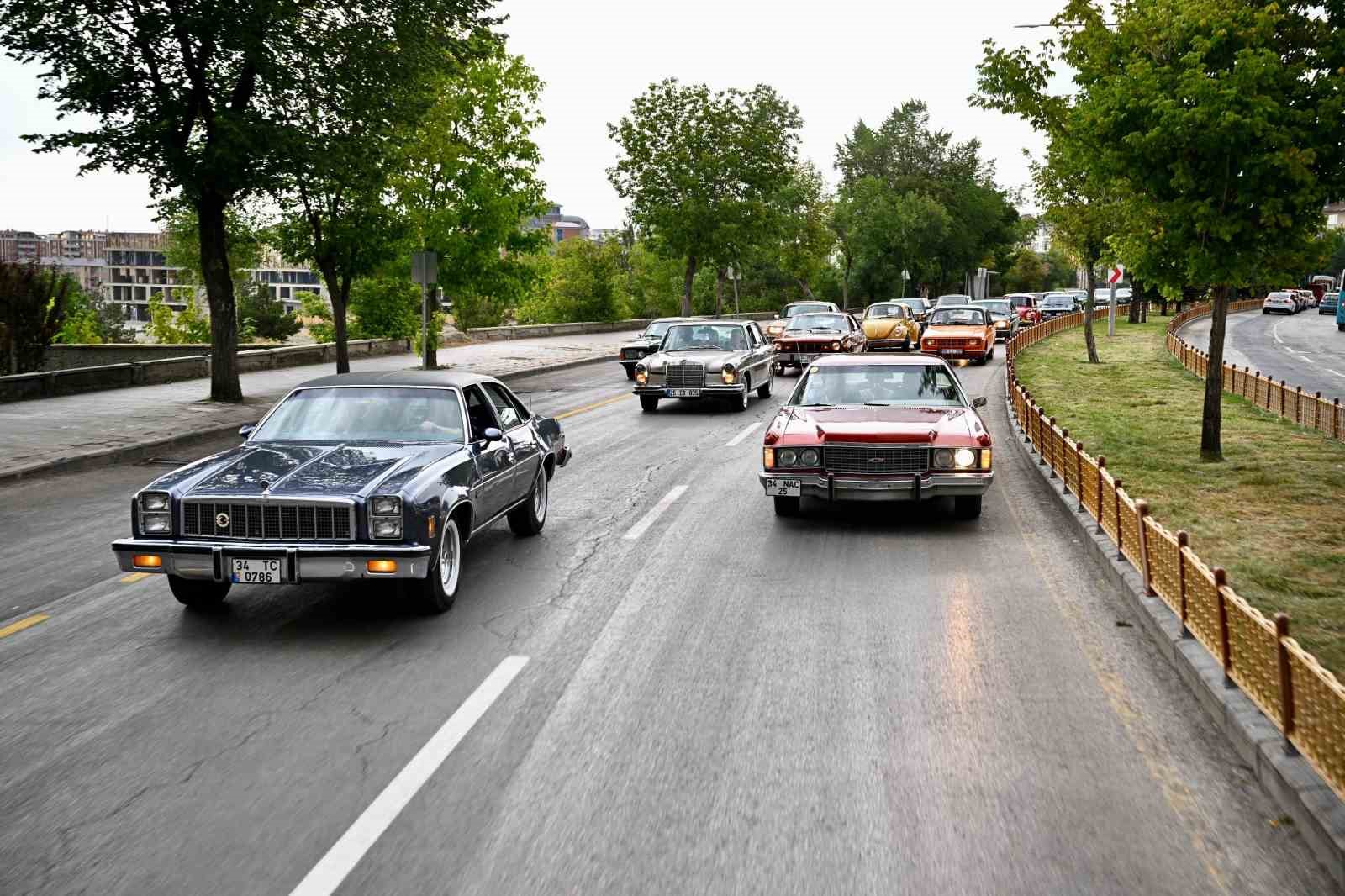 Klasik otomobiller Erzurum’da görücüye çıktı