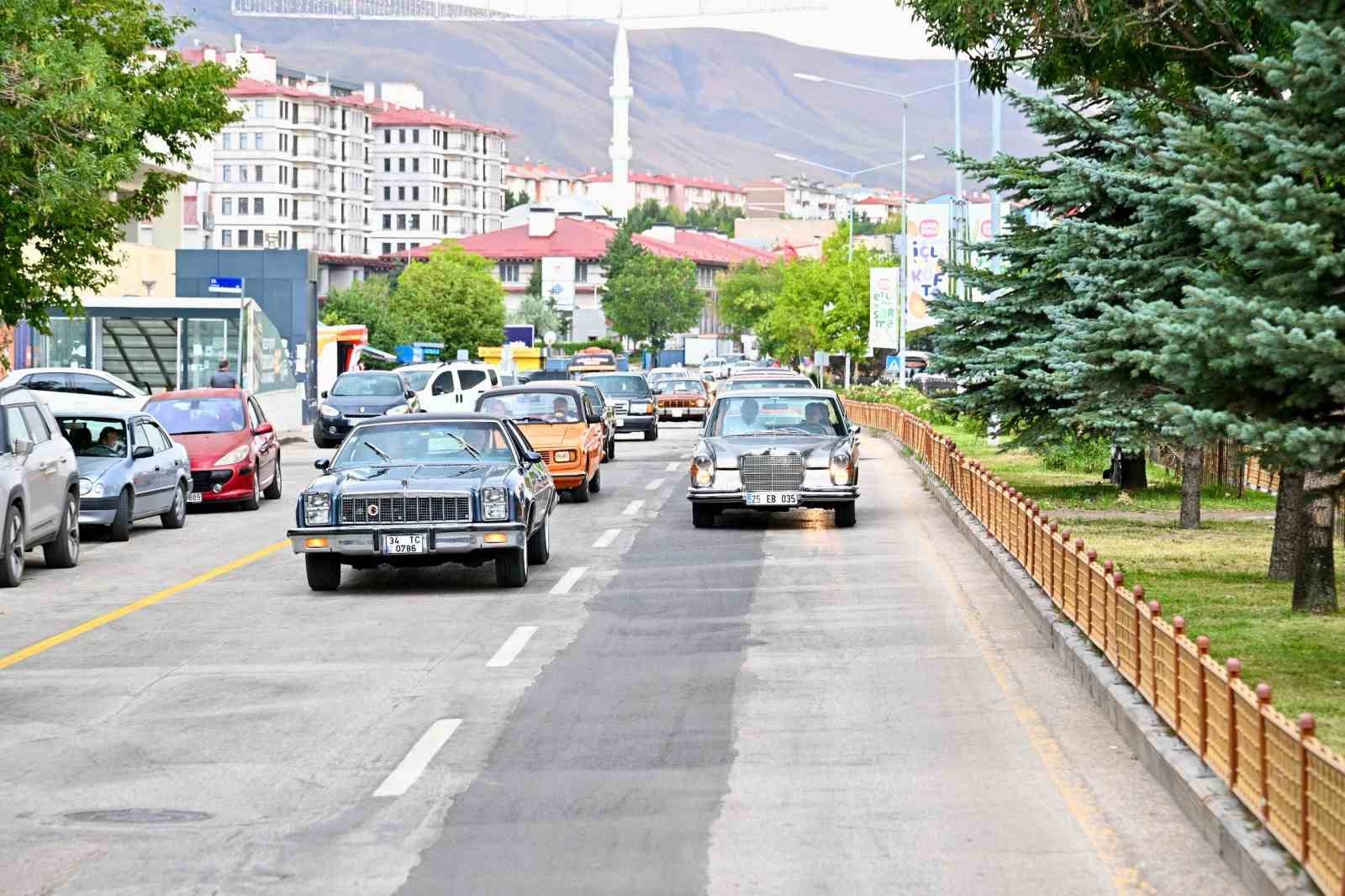 Klasik otomobiller Erzurum&rsquo;da g&ouml;r&uuml;c&uuml;ye &ccedil;ıktı
