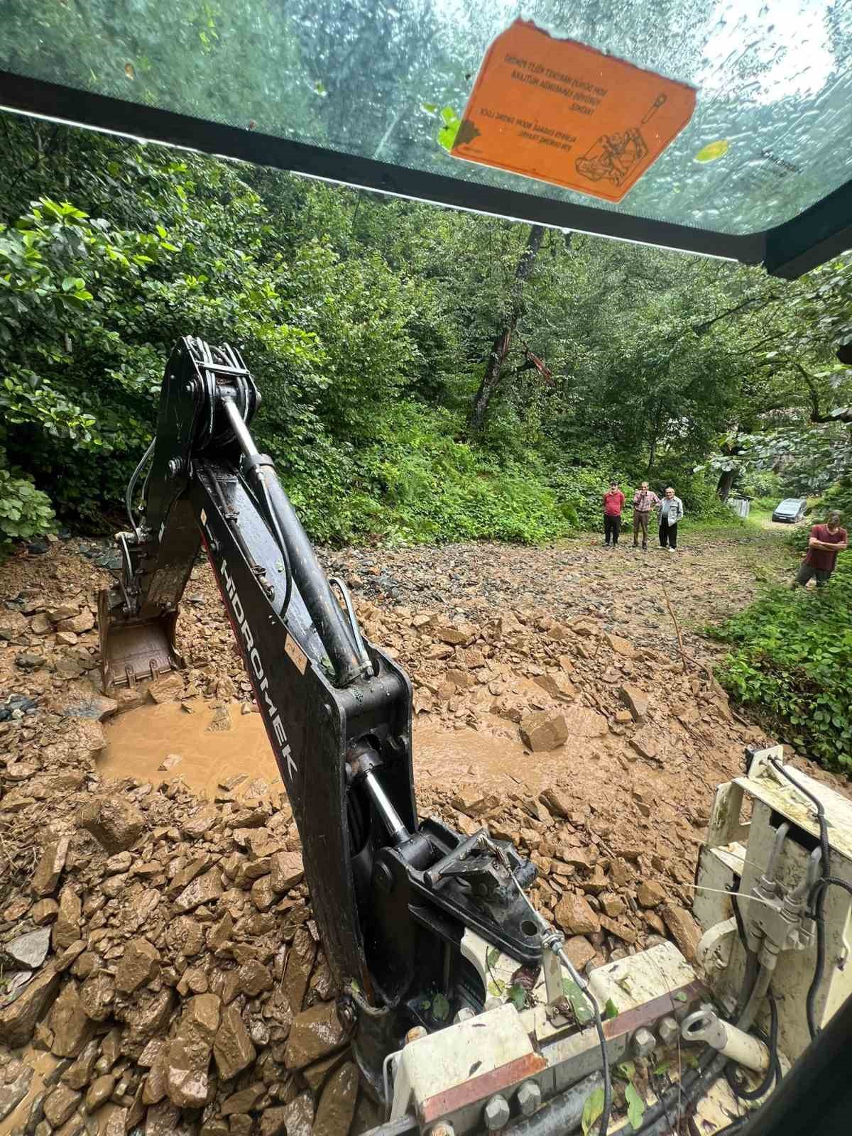 Rize&rsquo;de şiddetli yağışlar hayatı olumsuz etkiledi
