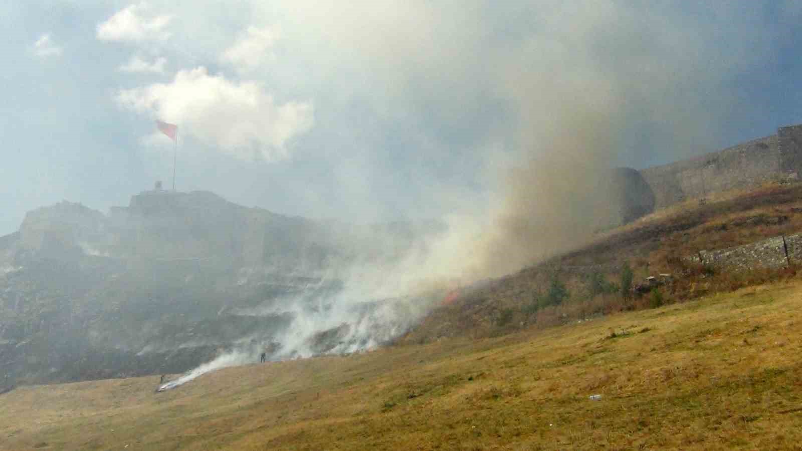 Kars Kalesi’nin eteklerinde korkutan anız yangını