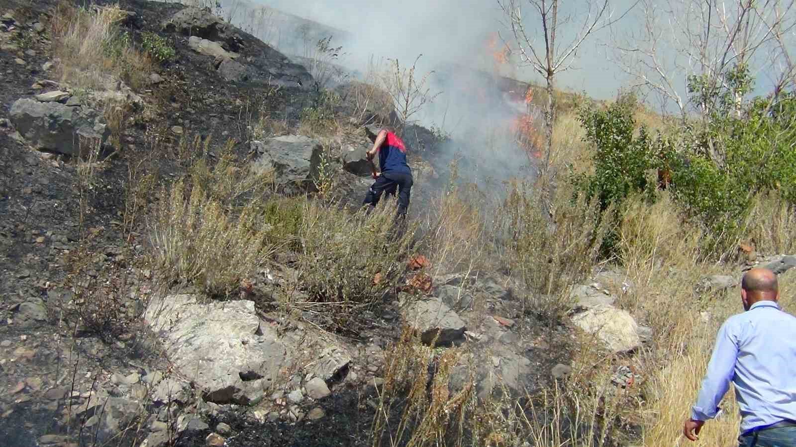 Kars Kalesi&rsquo;nin eteklerinde korkutan anız yangını
