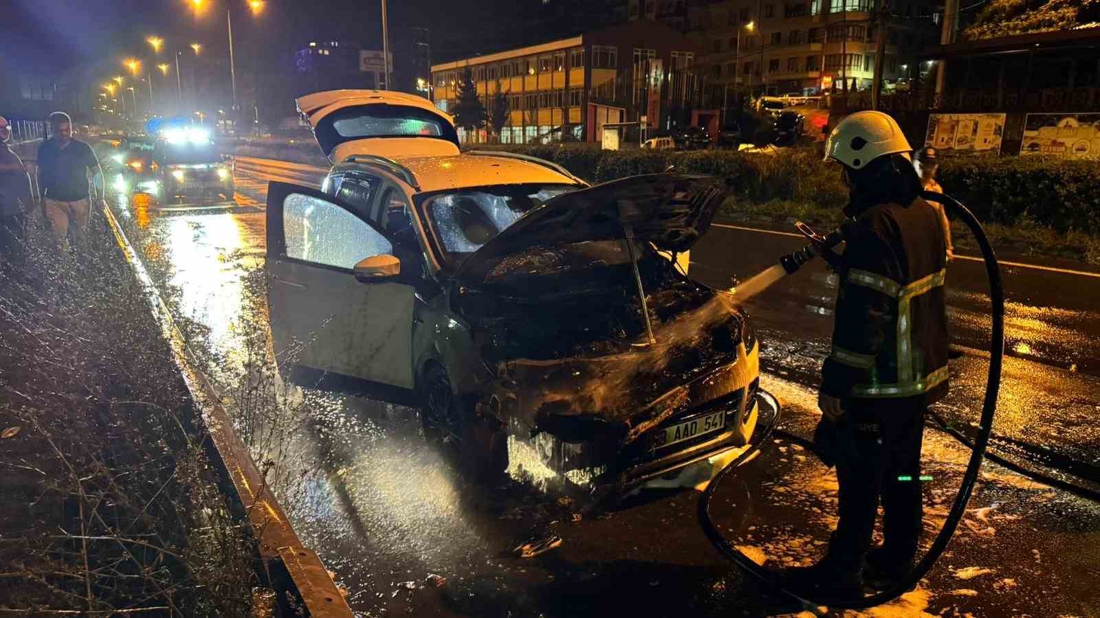 Rize&rsquo;de seyir halindeki ara&ccedil; bir anda yanmaya başladı
