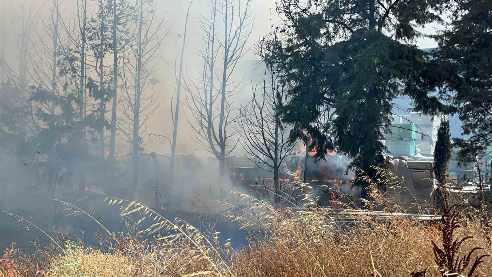 Tekirdağ &Ccedil;orlu&rsquo;da tekstil fabrikası ve seramik deposunda yangın
