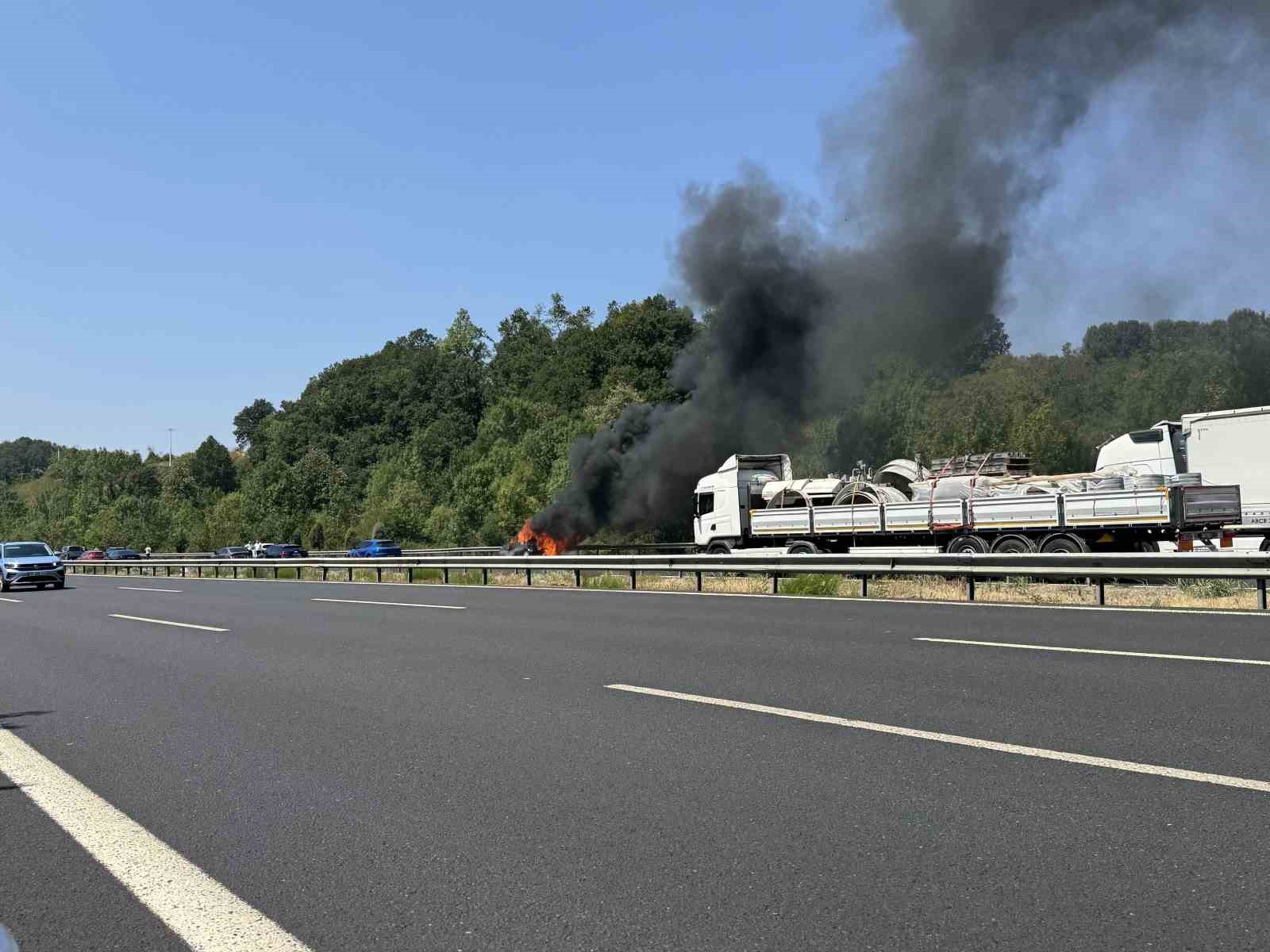 Otoyolda yabancı plakalı otomobil alev alev yandı, geriye demir yığınları kaldı
