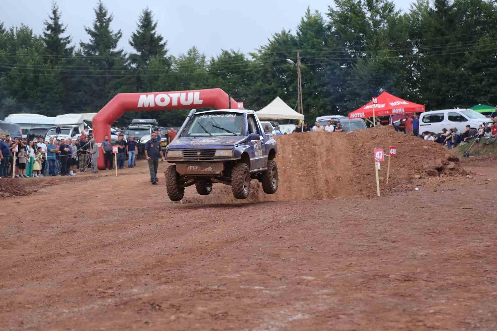 Artvin’in Kafkasör Yaylası’nda nefes kesen off-road heyecanı