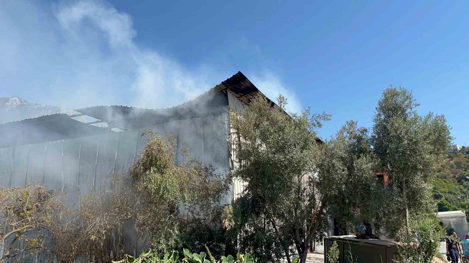 Alanya’da mobilya atölyesinde yangın