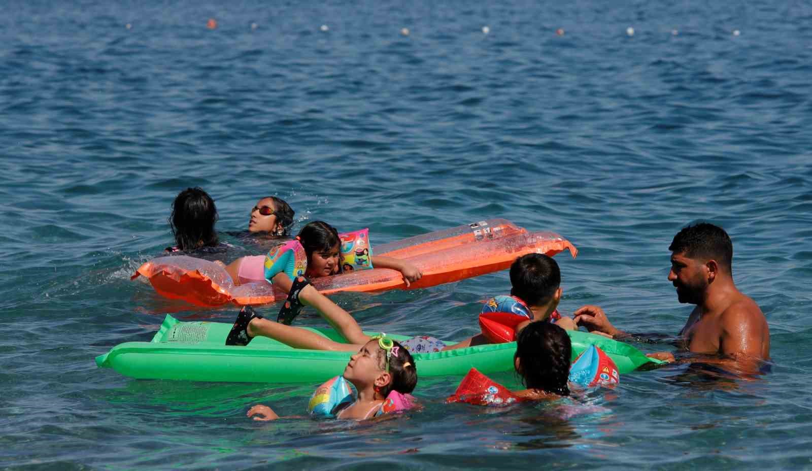 Antalya’nın deniz suyu sıcaklığı 33 dereceyle İstanbul ve Ankara’nın sıcak havasını geride bıraktı