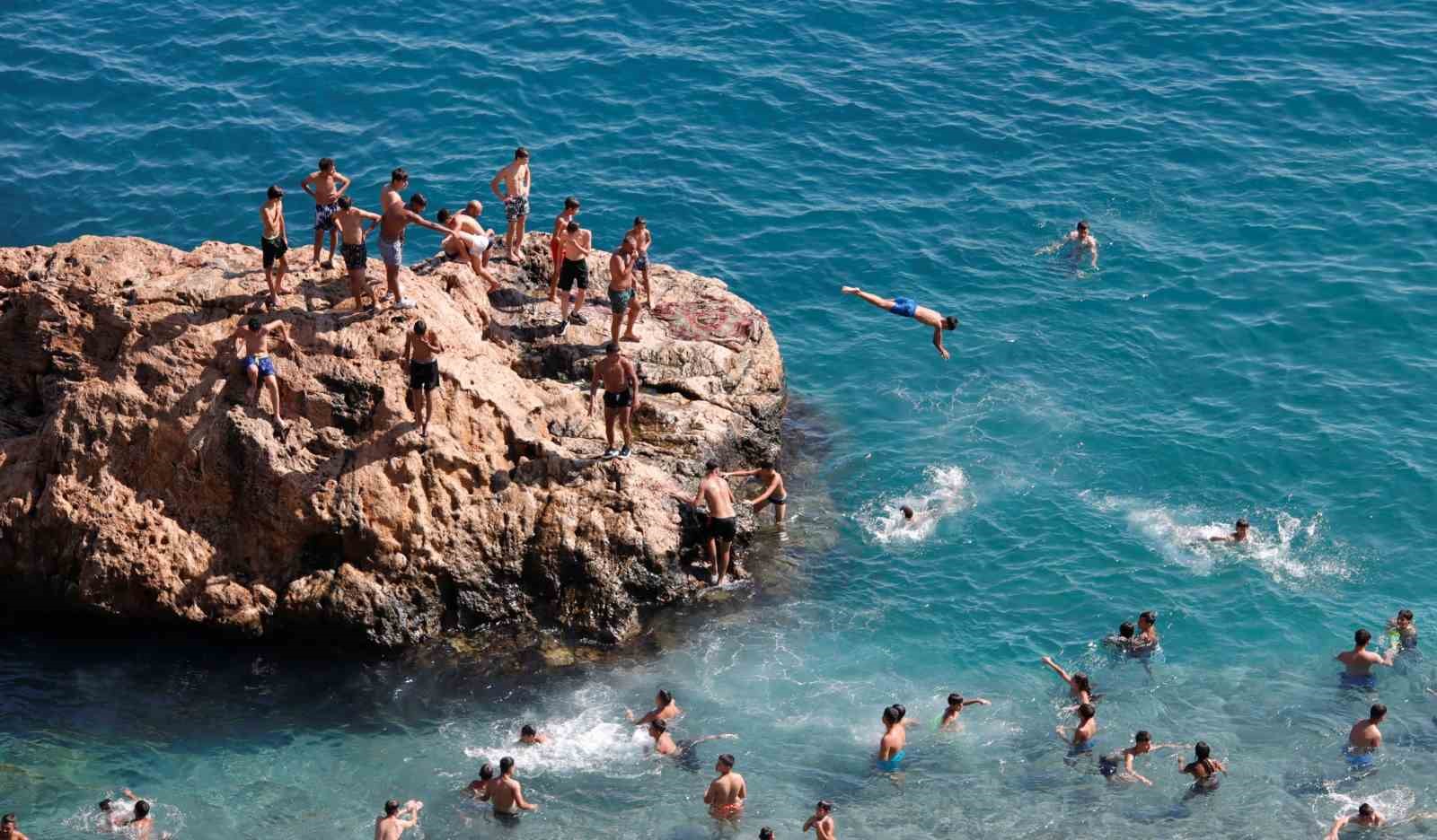 Antalya&rsquo;nın deniz suyu sıcaklığı 33 dereceyle İstanbul ve Ankara&rsquo;nın sıcak havasını geride bıraktı
