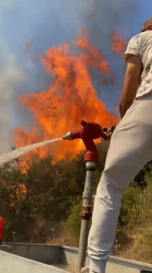 Kumluca&rsquo;da &ouml;rt&uuml; yangını ormanlık alana sı&ccedil;ramadan s&ouml;nd&uuml;r&uuml;ld&uuml;
