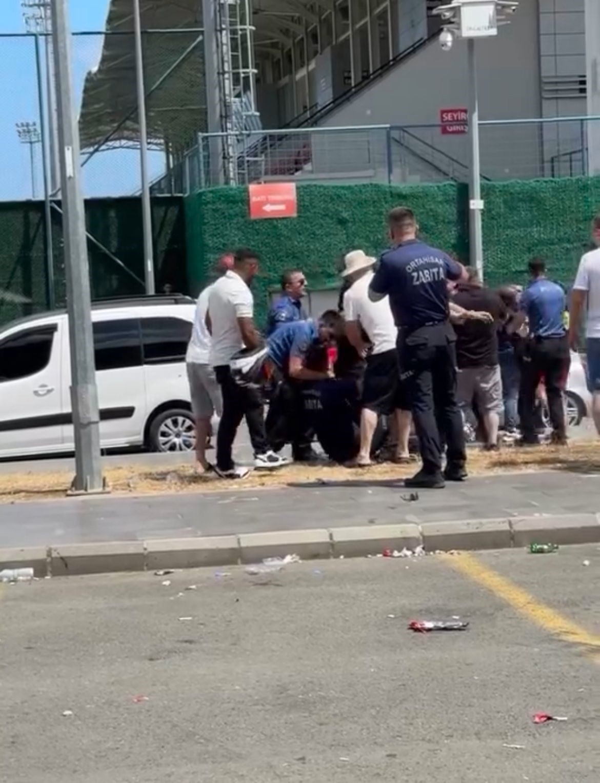 Ortahisar Belediyesi&rsquo;nin d&uuml;zenlediği Autofest&rsquo;te polis ile zabıta arasında arbede
