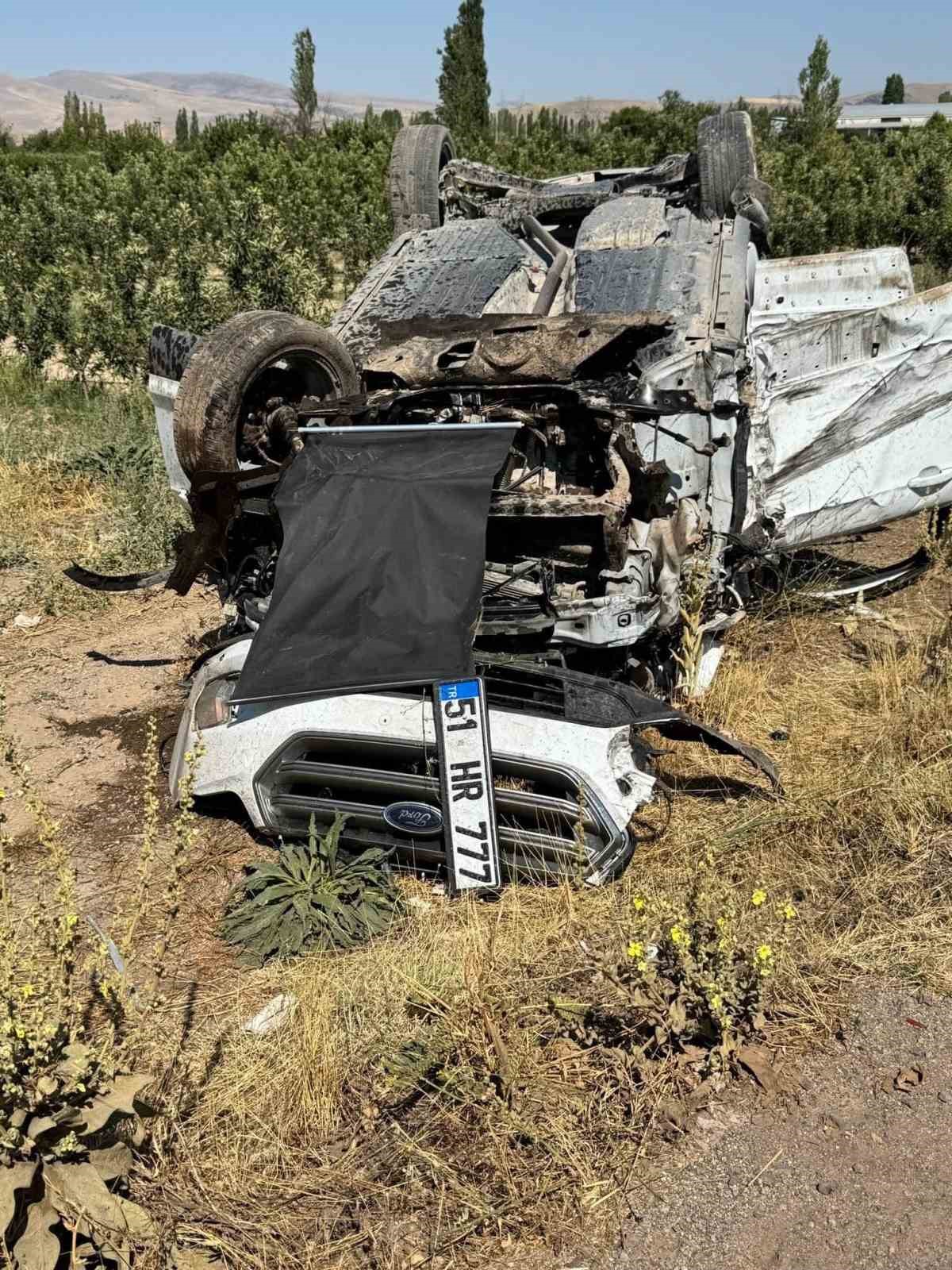 Otomobiller çarpıştı: 1 ölü 7 yaralı