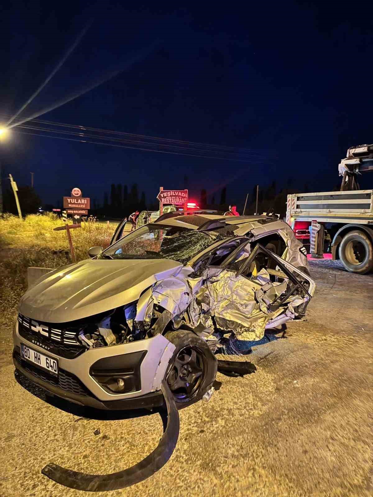 Otomobiller &ccedil;arpıştı: 1 &ouml;l&uuml; 7 yaralı
