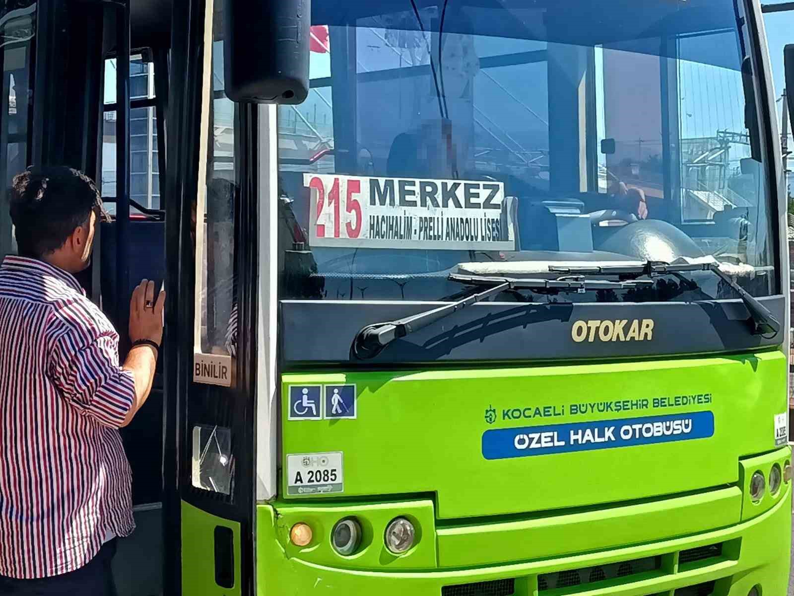 Yolcuyu demir sopa aile kovaladığı iddia edilen otobüs şoförü, polis gelince bıçağını boynuna dayadı